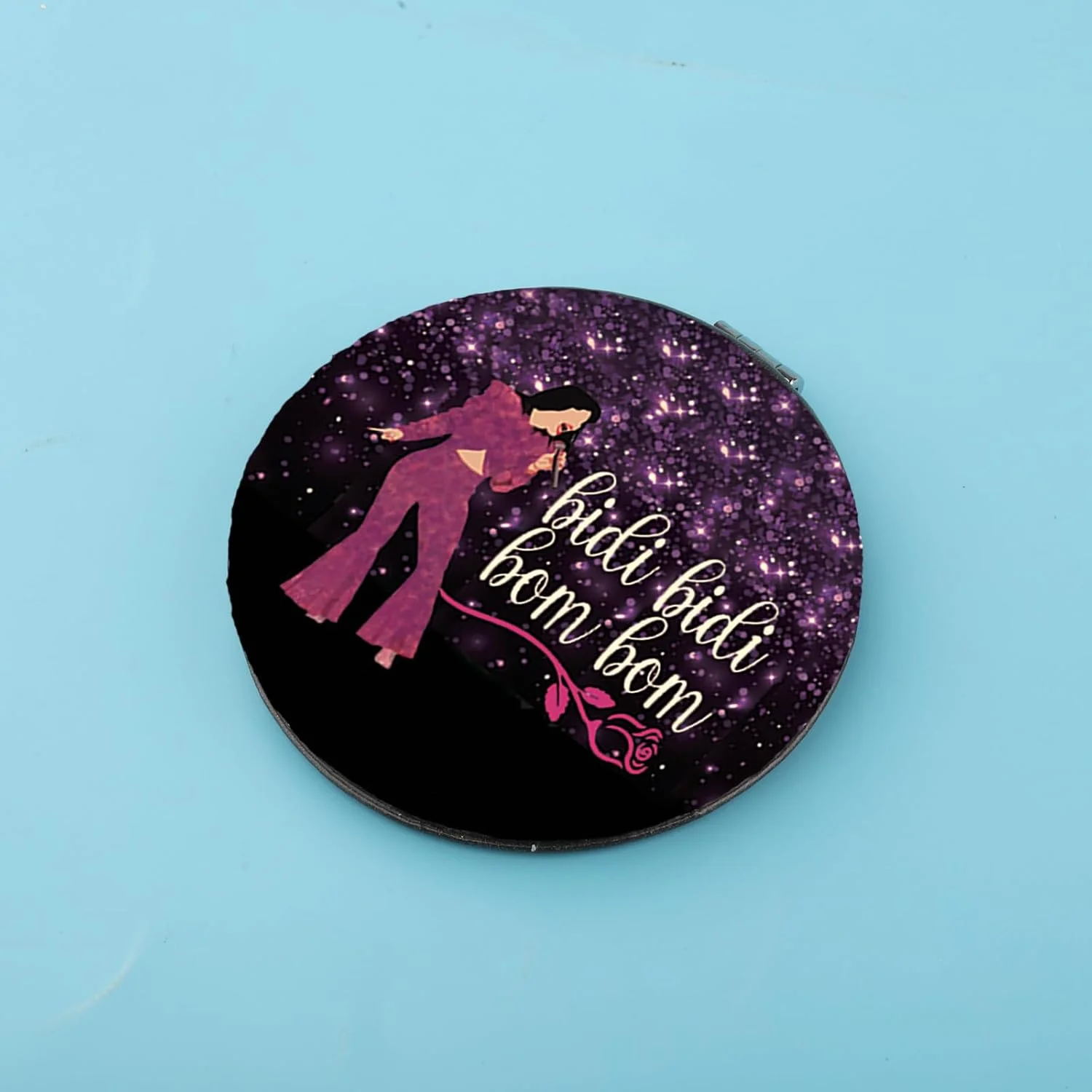 آینه جیبی جمع و جور BLEOUK Singer Selen با طرح Bidi Bidi Bom Bom، هدیه ای با اشعار خواننده لاتین برای طرفداران (آینه Bidi Bom)