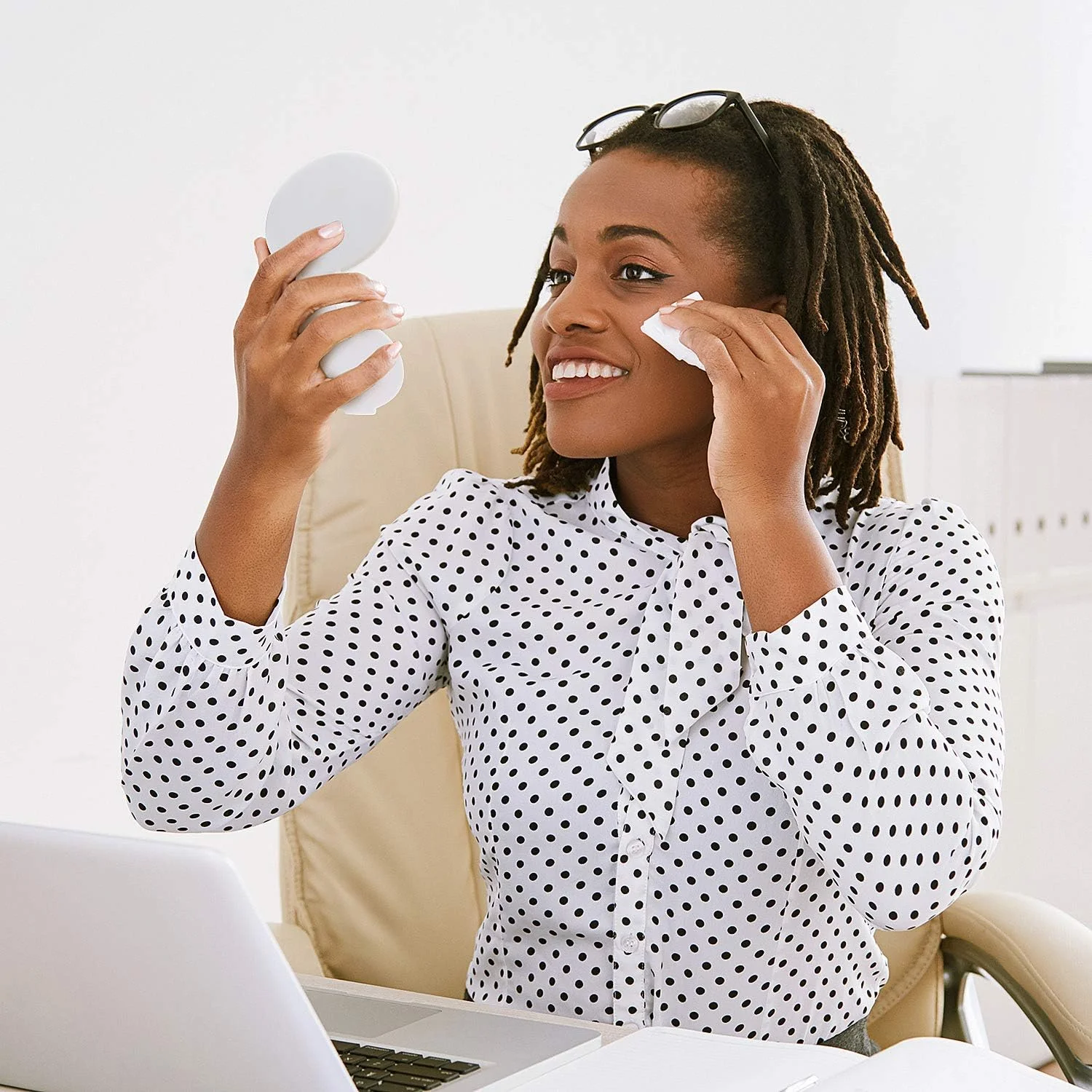 آینه جیبی تاشو کوچک Blulu، 24 عدد، آینه آرایشی گرد قابل حمل برای استفاده روزانه زنان و دختران، 2 رنگ (سیاه، سفید)