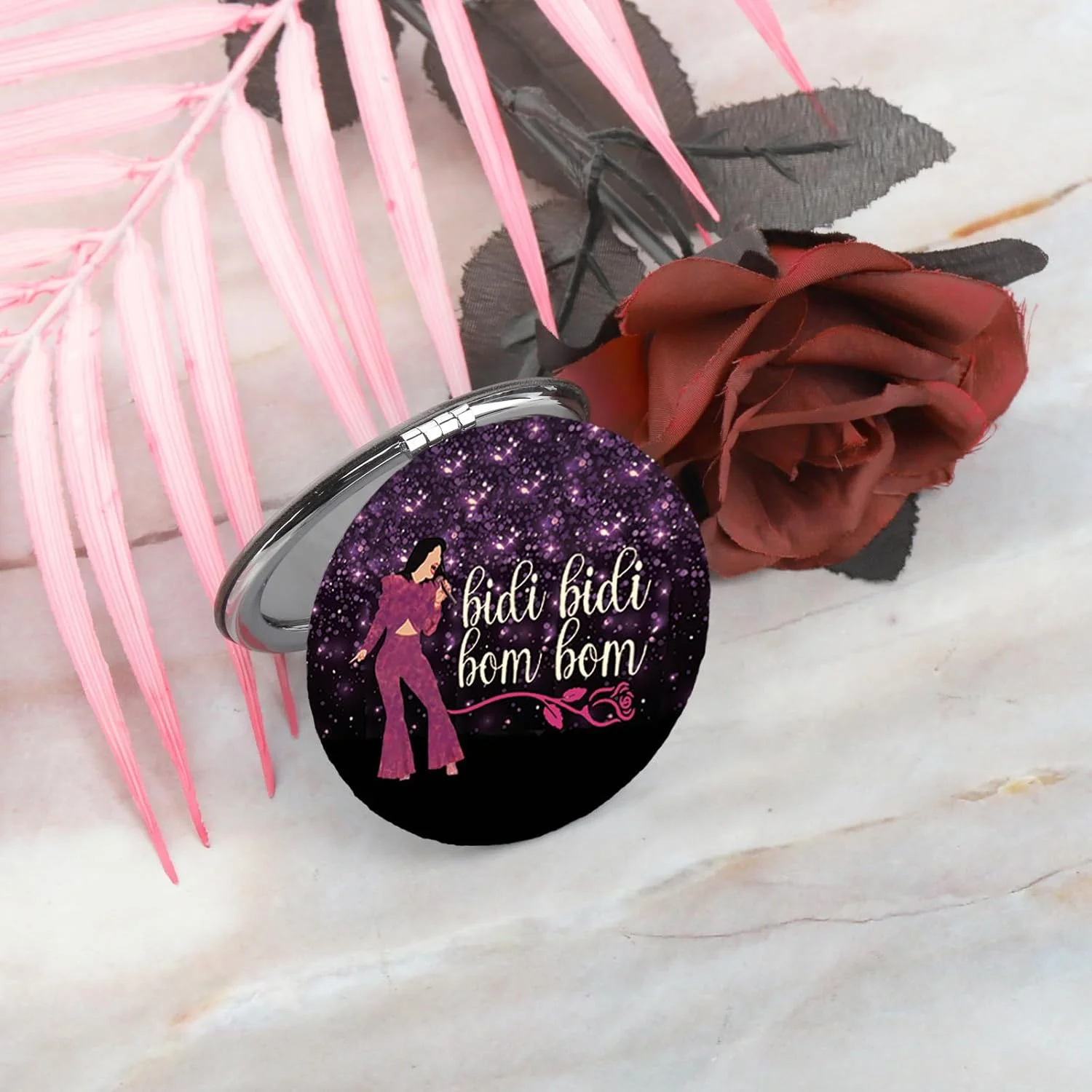 آینه جیبی جمع و جور BLEOUK Singer Selen با طرح Bidi Bidi Bom Bom، هدیه ای با اشعار خواننده لاتین برای طرفداران (آینه Bidi Bom)