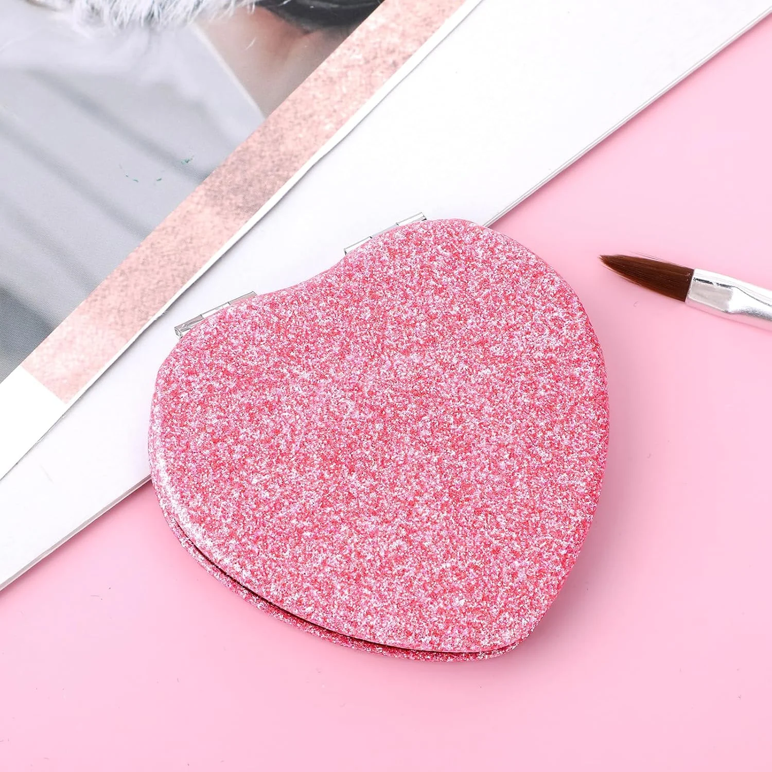 آینه جیبی جمع و جور قلبی شکل BinPhorm، آینه صورتی قابل حمل برای کیف دستی، آینه کوچک آرایشی با بزرگنمایی 1X/2X، آینه آرایشی مسافرتی زیبا برای زنان و دختران