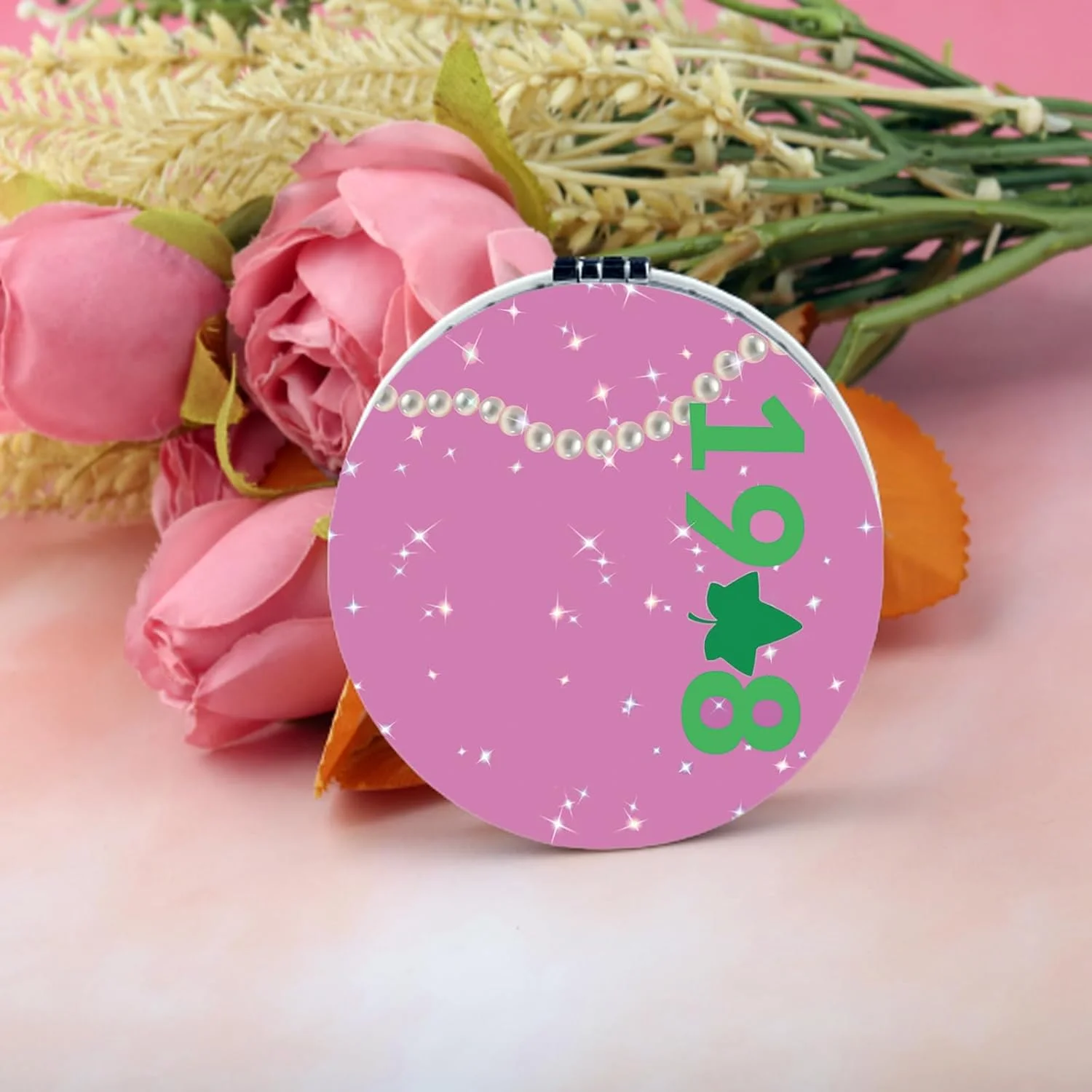 آینه آرایشی تاشو BEKECH 1908 هدیه ای برای انجمن زنان یونانی، صورتی و سبز، هدیه مروارید انجمن خواهری، آینه آرایشی فارغ التحصیلی (1908 و مروارید)