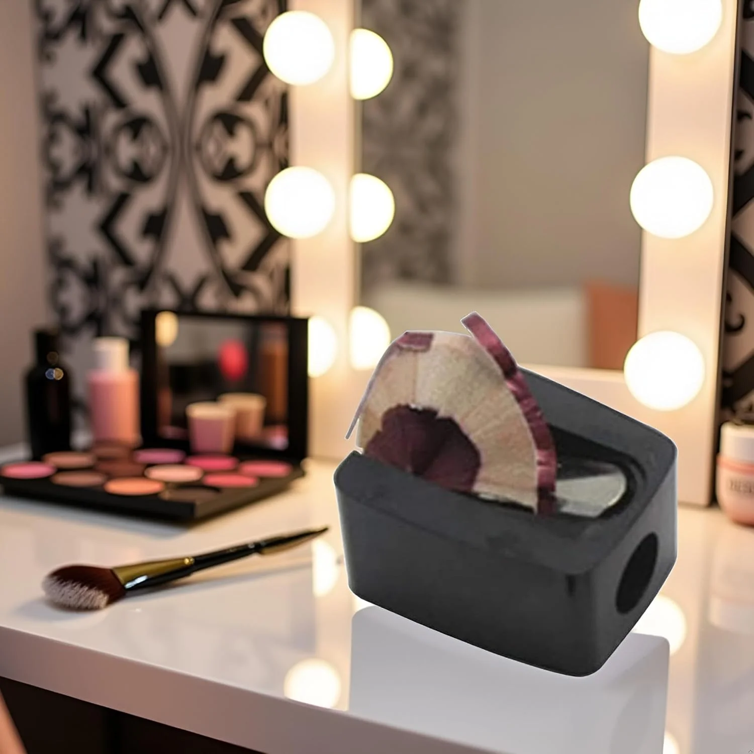 مداد ابرو مشکی کاربردی به همراه برس و تراش آرایشی