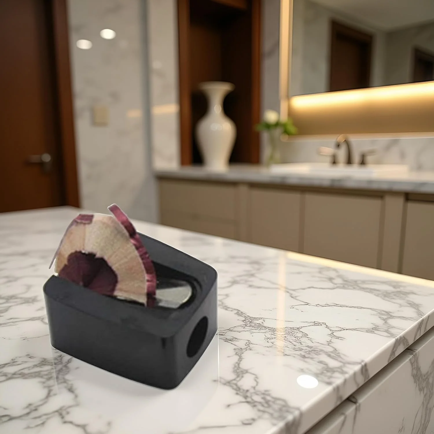 مداد ابرو مشکی کاربردی به همراه برس و تراش آرایشی