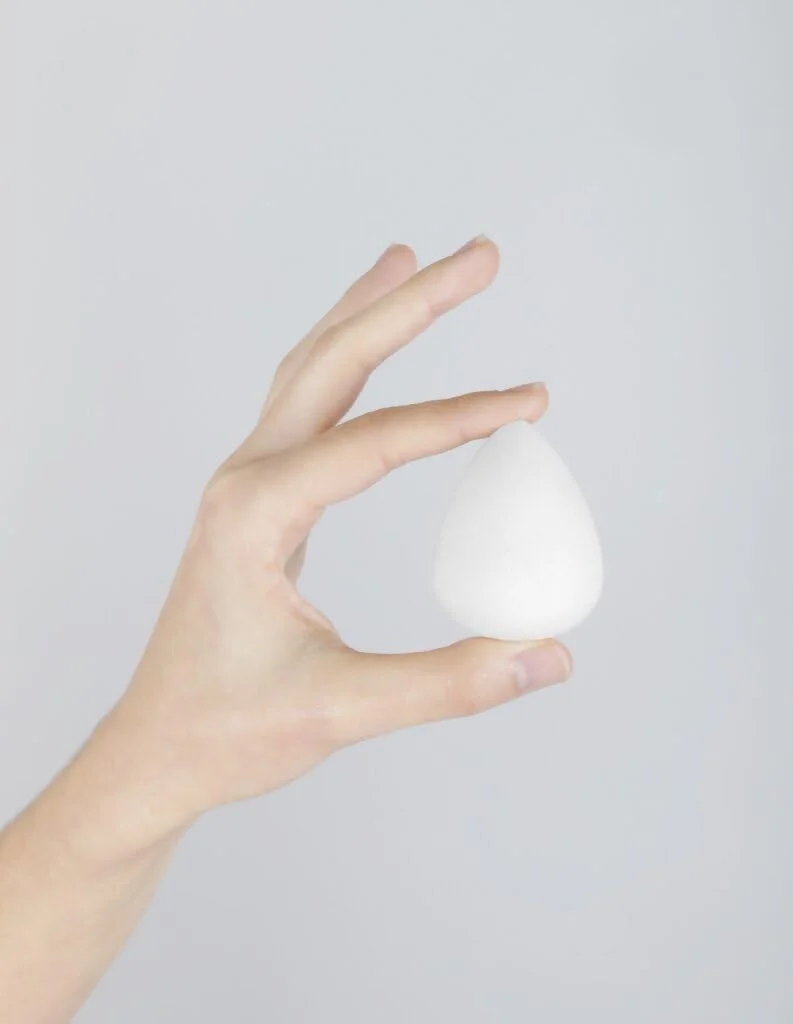 پدهای ترکیبی ریل هیر - "عزیزم، من فوق العاده ام" - اسفنجی برای ترکیب بی نقص، سایه کانتور و استفاده از کانسیلر کرم پودر