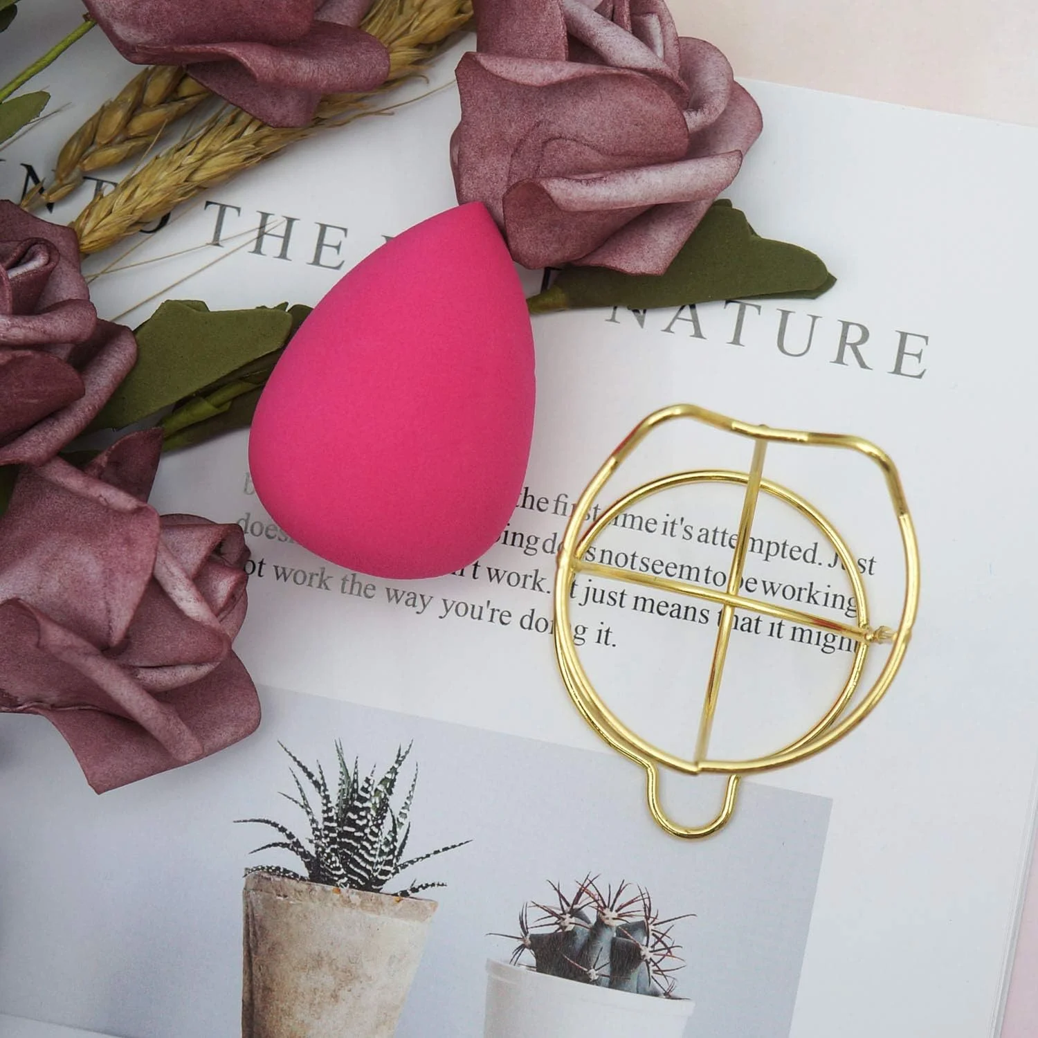 لاوچو 1 عدد اسفنج آرایشی حرفه ای بدون لاتکس - اسفنج مخلوط کننده کرم پودر با پایه نگهدارنده طلایی - مناسب برای مایع، کرم، کانسیلر و پودر (رنگ رز)