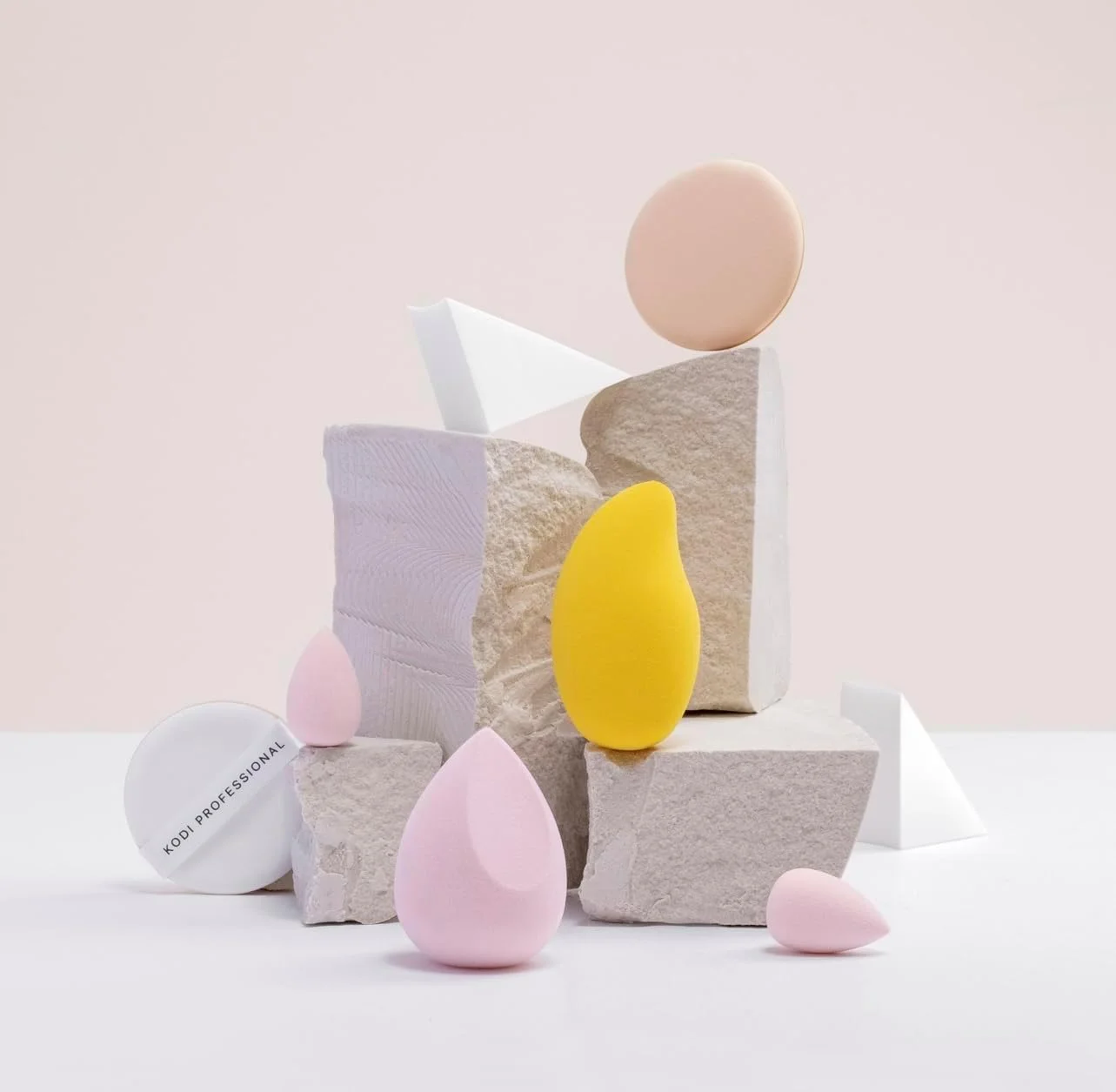 اسفنج آرایشی حرفه ای کدی مدل انبه - نرم، همه کاره و کاربردی برای استفاده بی عیب و نقص - مناسب برای پرایمرها، کرم های BB، کانسیلرها، رژگونه ها و هایلایترها (BBb)