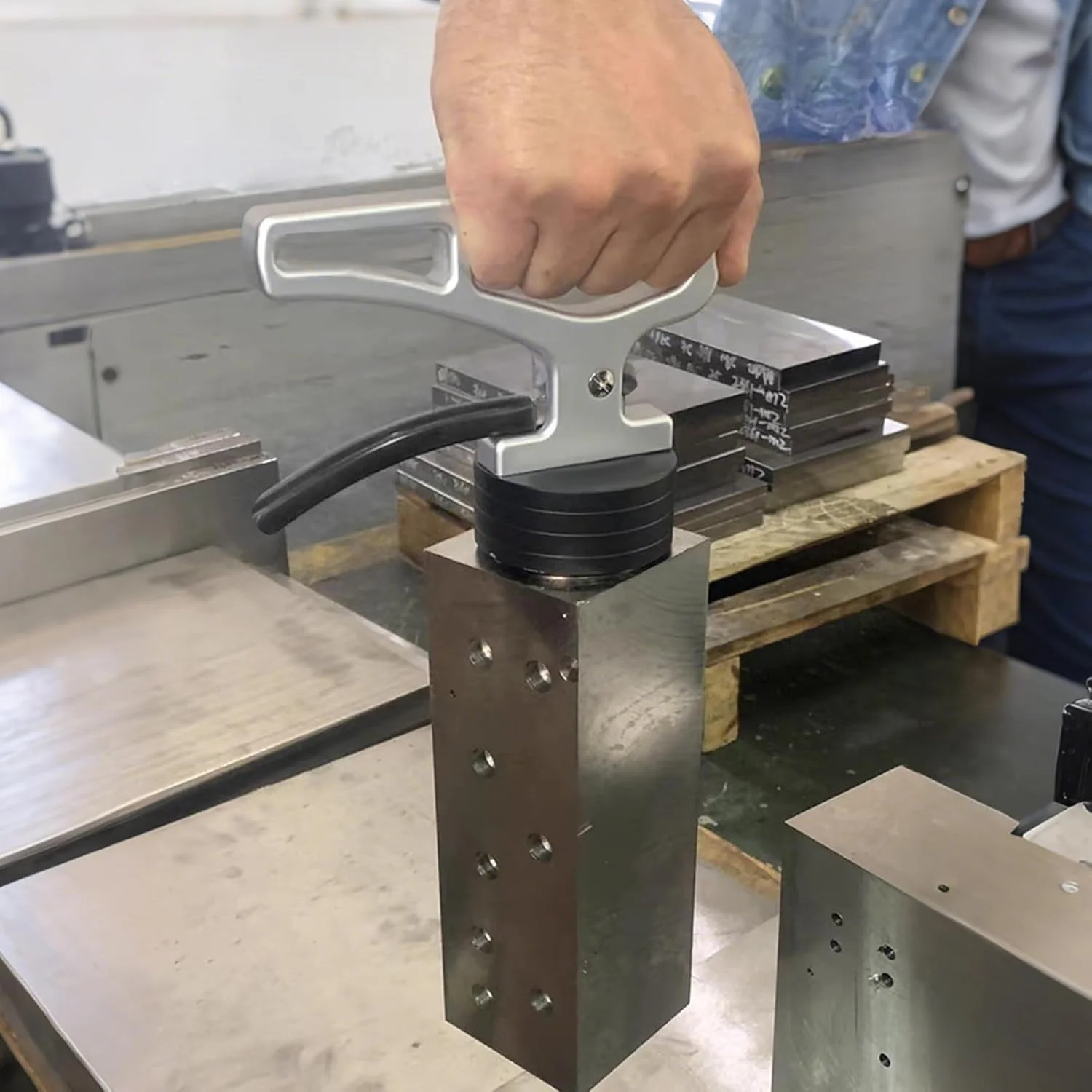 ابزار آهنربایی جمع کننده | آهنربای قدرتمند با مکش قوی و طراحی ارگونومیک برای گرفتن درب ها، میخ ها، مناسب کارگاه، گاراژ و اجسام فلزی سنگین، ورق آهن و فولاد ابزار