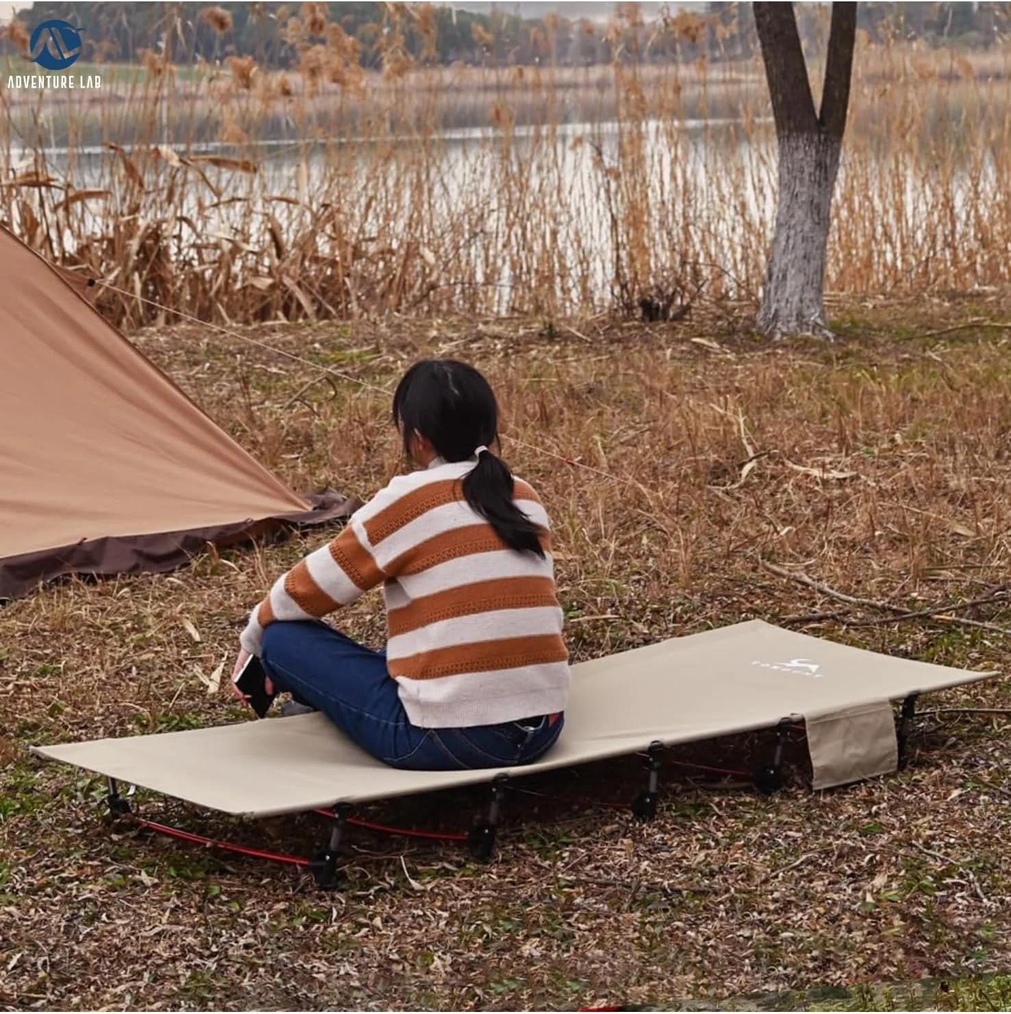 تخت تاشو فوق سبک کمپینگ Adventure Lab | قابل حمل و جمع و جور برای سفر در فضای باز | کمپ اصلی، پیاده روی، کوهنوردی | کوله پشتی سبک وزن (بژ)