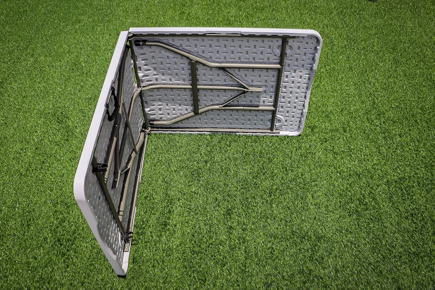 میز تاشو سنگین 180 سانتی متری - مناسب برای پذیرایی، کمپینگ، پیک نیک، مهمانی - میز پایه دار قابل حمل و جمع و جور با دستگیره حمل - غذاخوری داخلی/خارجی، باغ، بازار، باربیکیو - سفید