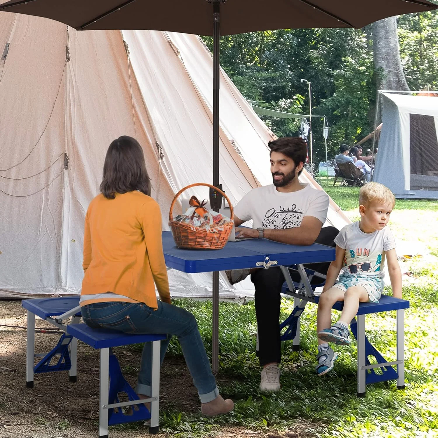 میز پیک نیک تاشو و قابل حمل Outsunny با صندلی و جای چتر، میز پیک نیک مسافرتی تاشو 4 نفره، آبی