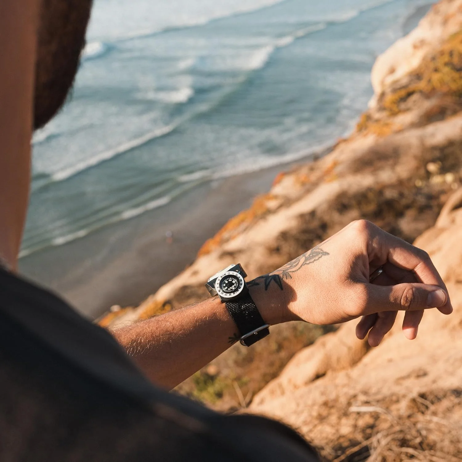 قطب نمای مچی جهت یابی سان کمپانی مدل GoCompass | قطب نما بند ساعت یا دستبند پاراکورد با زه چرخان قطب نمای مچی جهت یابی سان کمپانی مدل GoCompass | قطب نما بند ساعت یا دستبند پاراکورد با زه چرخان