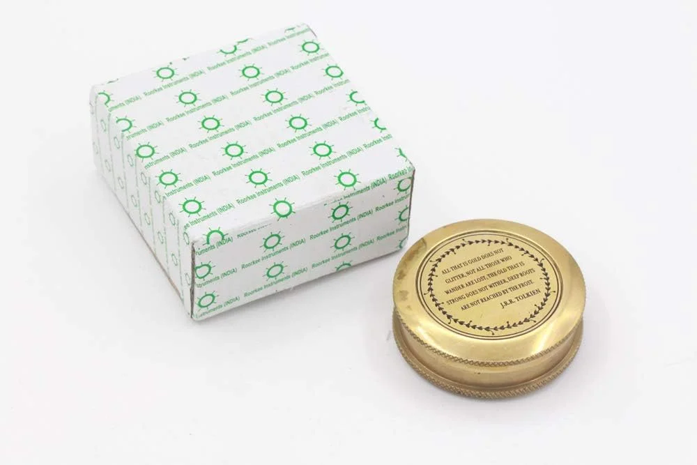 قطب نمای برنجی ROORKEE INSTRUMENTS (INDIA) با جعبه چرمی، نقل قول جی. آر. آر. تالکین، قابل حمل، مقاوم در برابر خوردگی، ایده آل برای کمپینگ، پیاده روی، هدیه دادن قطب نمای برنجی ROORKEE INSTRUMENTS (INDIA) با جعبه چرمی، نقل قول جی. آر. آر. تالکین، قابل حمل، مقاوم در برابر خوردگی، ایده آل برای کمپینگ، پیاده روی، هدیه دادن