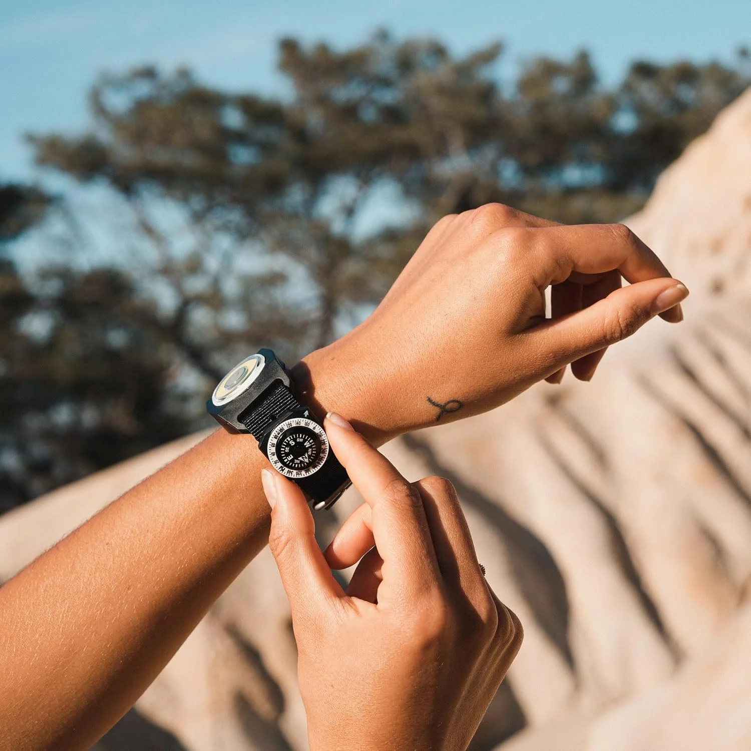 قطب نمای مچی جهت یابی سان کمپانی مدل GoCompass | قطب نما بند ساعت یا دستبند پاراکورد با زه چرخان قطب نمای مچی جهت یابی سان کمپانی مدل GoCompass | قطب نما بند ساعت یا دستبند پاراکورد با زه چرخان