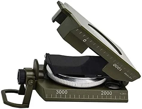 قطب نمای تاشو چند منظوره آلیاژ روی M&J&DELEE، قطب نمای ضد آب تاکتیکی بقا برای کمپینگ، شکار، پیاده روی، قطب نما لنزدار فضای باز قطب نمای تاشو چند منظوره آلیاژ روی M&J&DELEE، قطب نمای ضد آب تاکتیکی بقا برای کمپینگ، شکار، پیاده روی، قطب نما لنزدار فضای باز