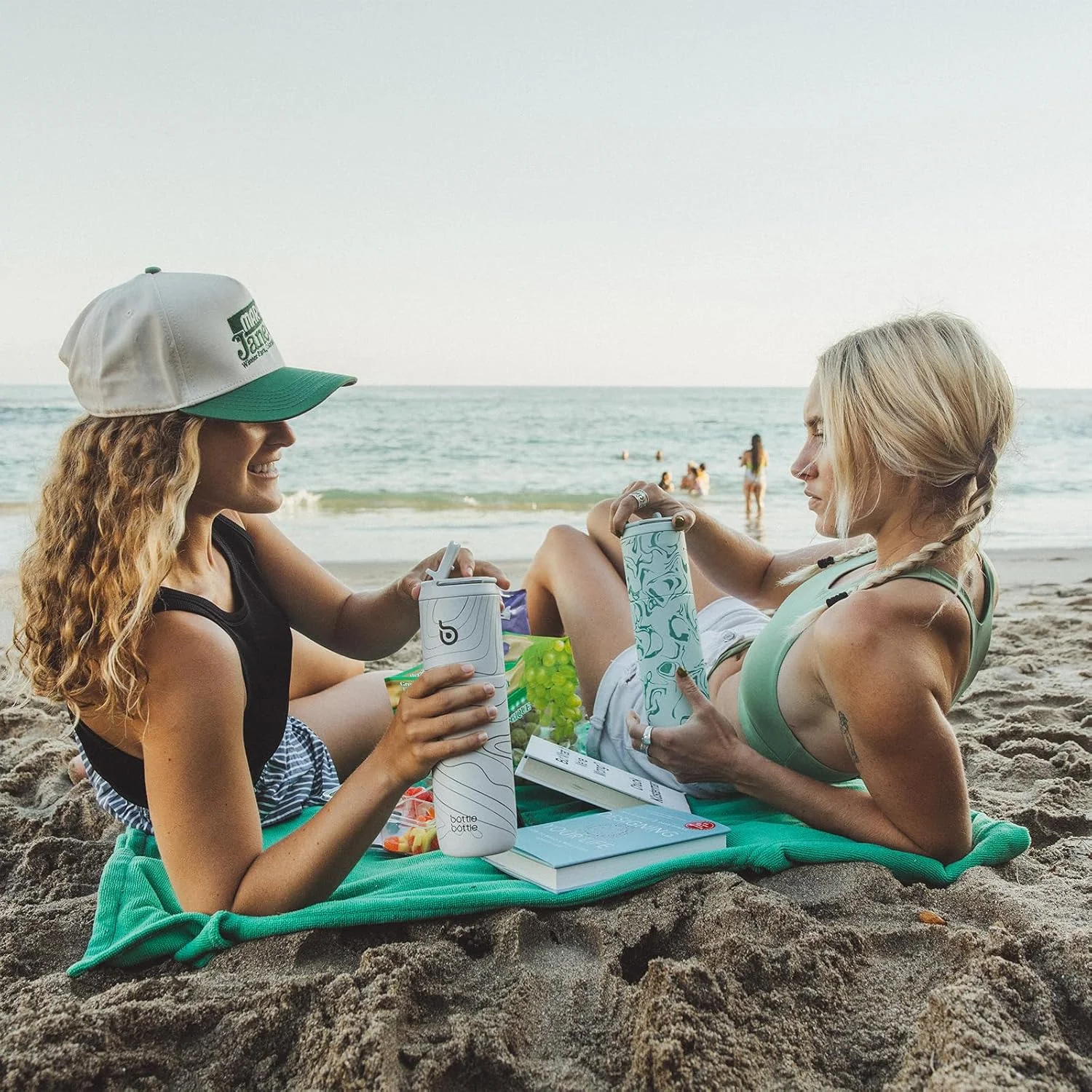 بطری آب عایق بندی شده BOTTLE BOTTLE با درب نی دار و دسته برای ورزش، مسافرت، باشگاه، بطری های آب استیل ضد زنگ، دو جداره، فلزی و ضد نشت، بدون BPA (دره سبز) بطری آب عایق بندی شده BOTTLE BOTTLE با درب نی دار و دسته برای ورزش، مسافرت، باشگاه، بطری های آب استیل ضد زنگ، دو جداره، فلزی و ضد نشت، بدون BPA (دره سبز)