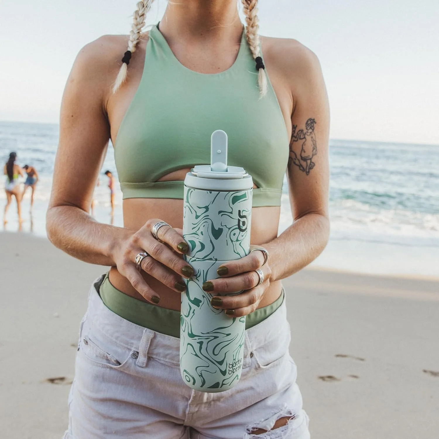 بطری آب عایق بندی شده BOTTLE BOTTLE با درب نی دار و دسته برای ورزش، مسافرت، باشگاه، بطری های آب استیل ضد زنگ، دو جداره، فلزی و ضد نشت، بدون BPA (دره سبز) بطری آب عایق بندی شده BOTTLE BOTTLE با درب نی دار و دسته برای ورزش، مسافرت، باشگاه، بطری های آب استیل ضد زنگ، دو جداره، فلزی و ضد نشت، بدون BPA (دره سبز)