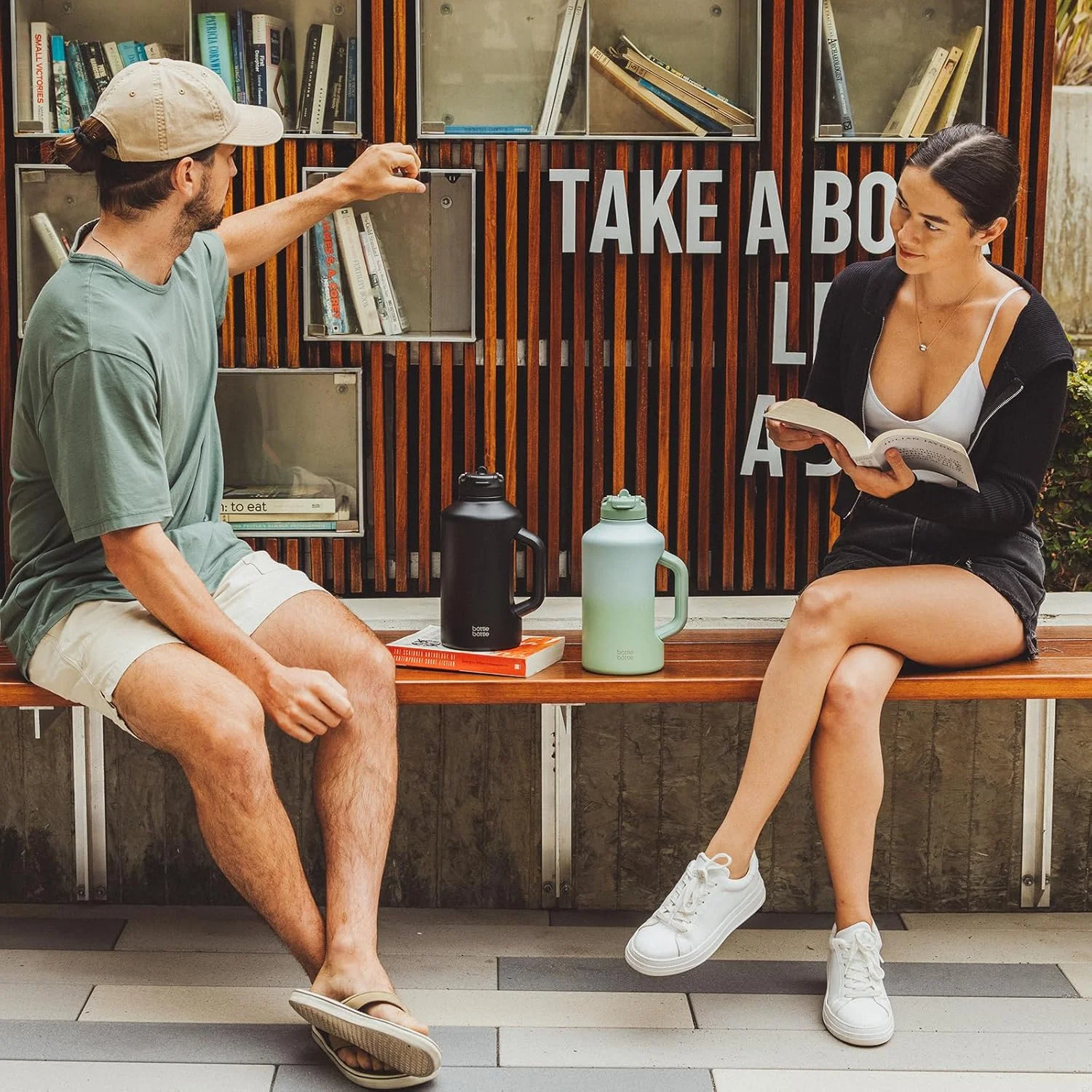 بطری آب عایق bottlebottle، بطری استیل ضد زنگ ورزشی 1.9 لیتری با نی و درب دو منظوره، بطری آب نیم گالن با دسته، استیل ضد زنگ خلاء برای تمرین و ورزش (مشکی)