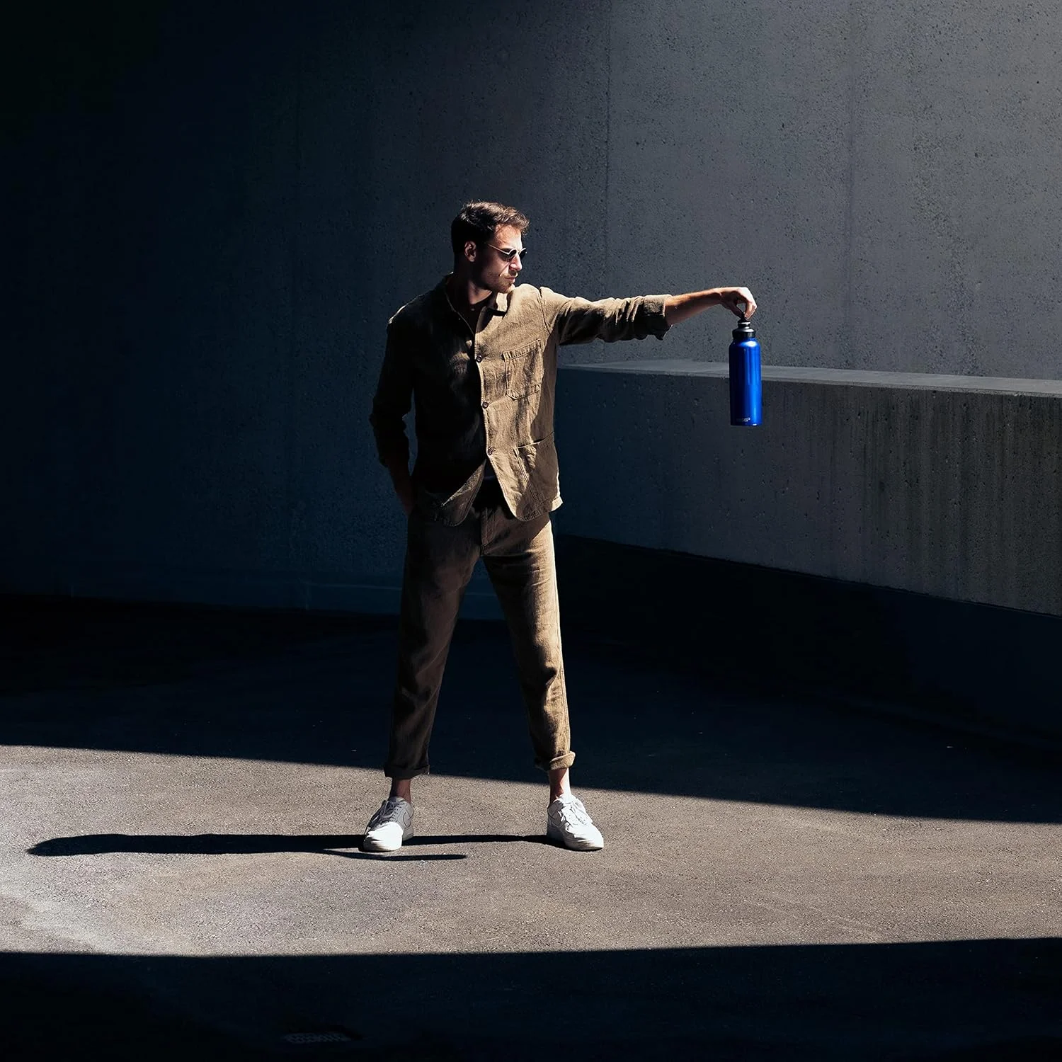 بطری آب SIGG WMB Traveller آبی تیره (1.5 لیتر)، بطری فلزی بدون آلودگی و ضد نشت، بطری آلومینیومی سبک وزن برای ورزش