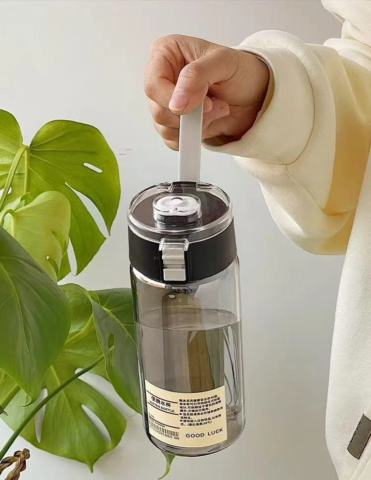 لیوان آب مناسب و قابل حمل مقاوم در برابر افتادن و درجه حرارت بالا، لیوان آب شفاف 550 میلی لیتری با درب، مناسب برای آب، قهوه، چای شیر، چای و آب میوه (مشکی)