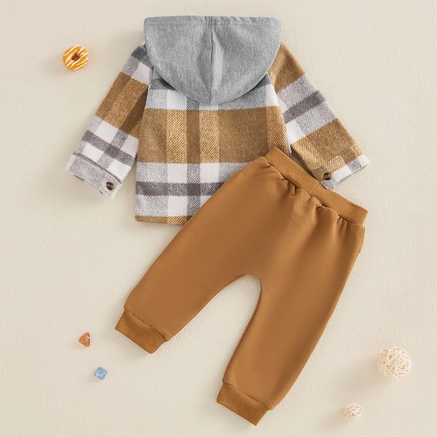 ست لباس پسرانه بچه گانه پاییز و زمستان شامل هودی زیپ دار آستین بلند با طرح چهارخانه و شلوار جاگر بند دار دو تکه