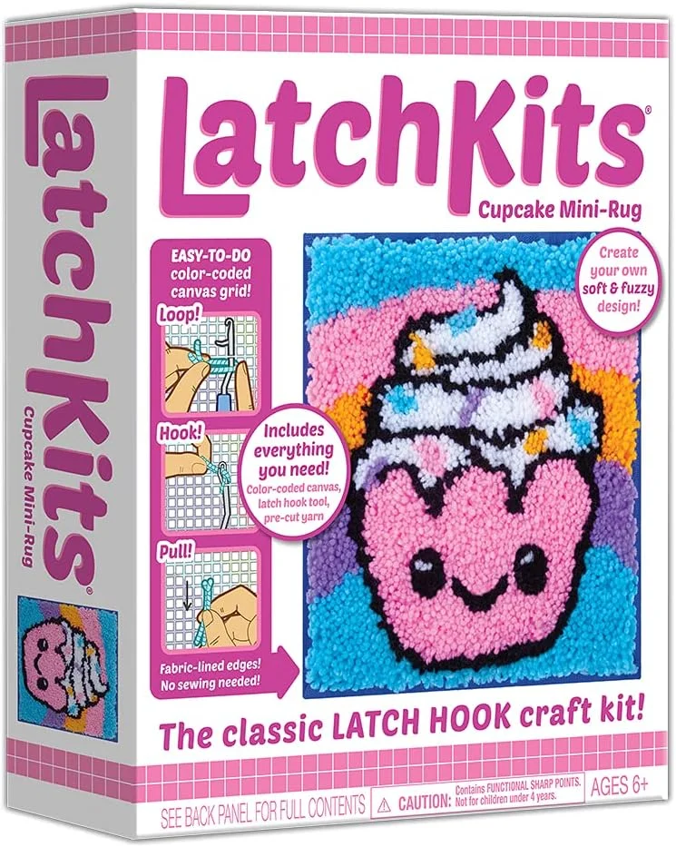 پلی‌مانستر LatchKits کیت قلاب‌بافی برای آویزهای دیواری و مینی فرش‌ها - کاپ کیک - کیت کاردستی با بوم آسان و کدگذاری شده با رنگ، نخ از پیش برش خورده و ابزار قلاب بافی - کاردستی عالی DIY برای کودکان - 6 سال به بالا