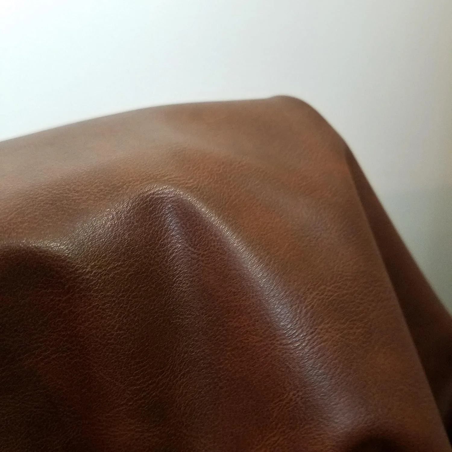 چرم مصنوعی قهوه ای تیره مات NAT LEATHERS طرح چرم طبیعی، عرض 132 سانتی متر، طول 183 سانتی متر، ضخامت 0.9 میلی متر، طرح نappa نرم و لطیف مناسب برای مبلمان و پروژه های مختلف (2 یارد (132x183 سانتی متر))