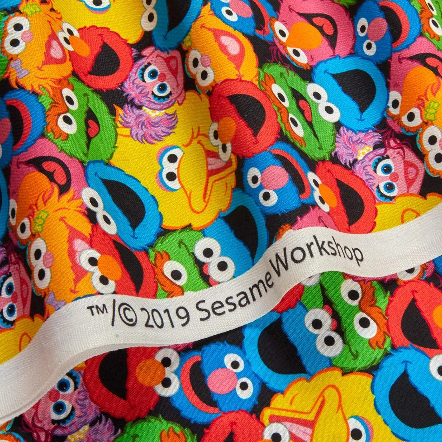 پارچه متری طرح خیابان سسمی (Sesame Street) با شخصیت های دیجیتال، برند Cranston Print Works/Quilting Treasures/VIP پارچه متری طرح خیابان سسمی (Sesame Street) با شخصیت های دیجیتال، برند Cranston Print Works/Quilting Treasures/VIP