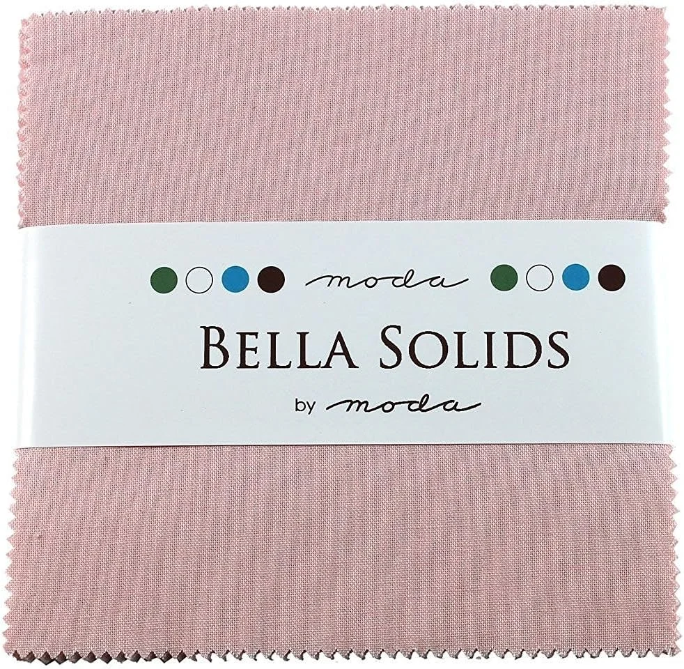 بسته پارچه ای چارم Bella Solids صورتی از Moda Fabrics; 42 مربع پارچه ای 5 اینچی برای لحاف دوزی