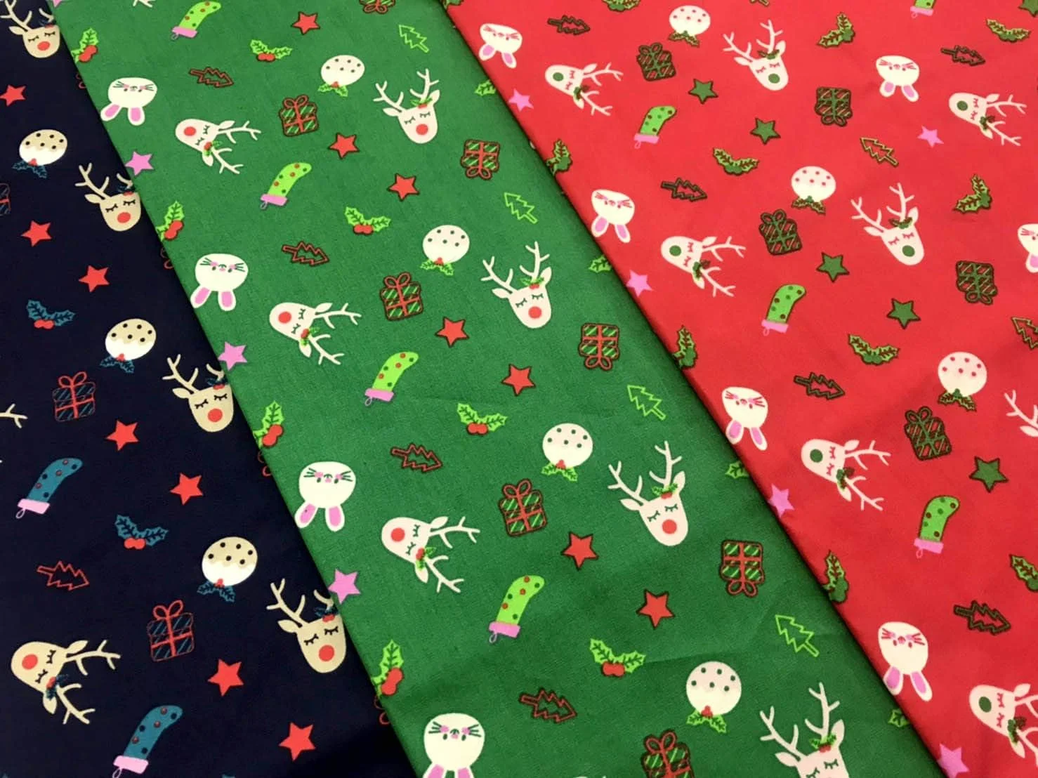 بسته 3 عددی پارچه چند رنگ کریسمس، 100% پنبه، برش خورده 45x55 سانتی متر، مناسب خیاطی، تکه دوزی، کاردستی، تکه پارچه طرح درخت کریسمس برای لحاف دوزی و DIY کریسمس