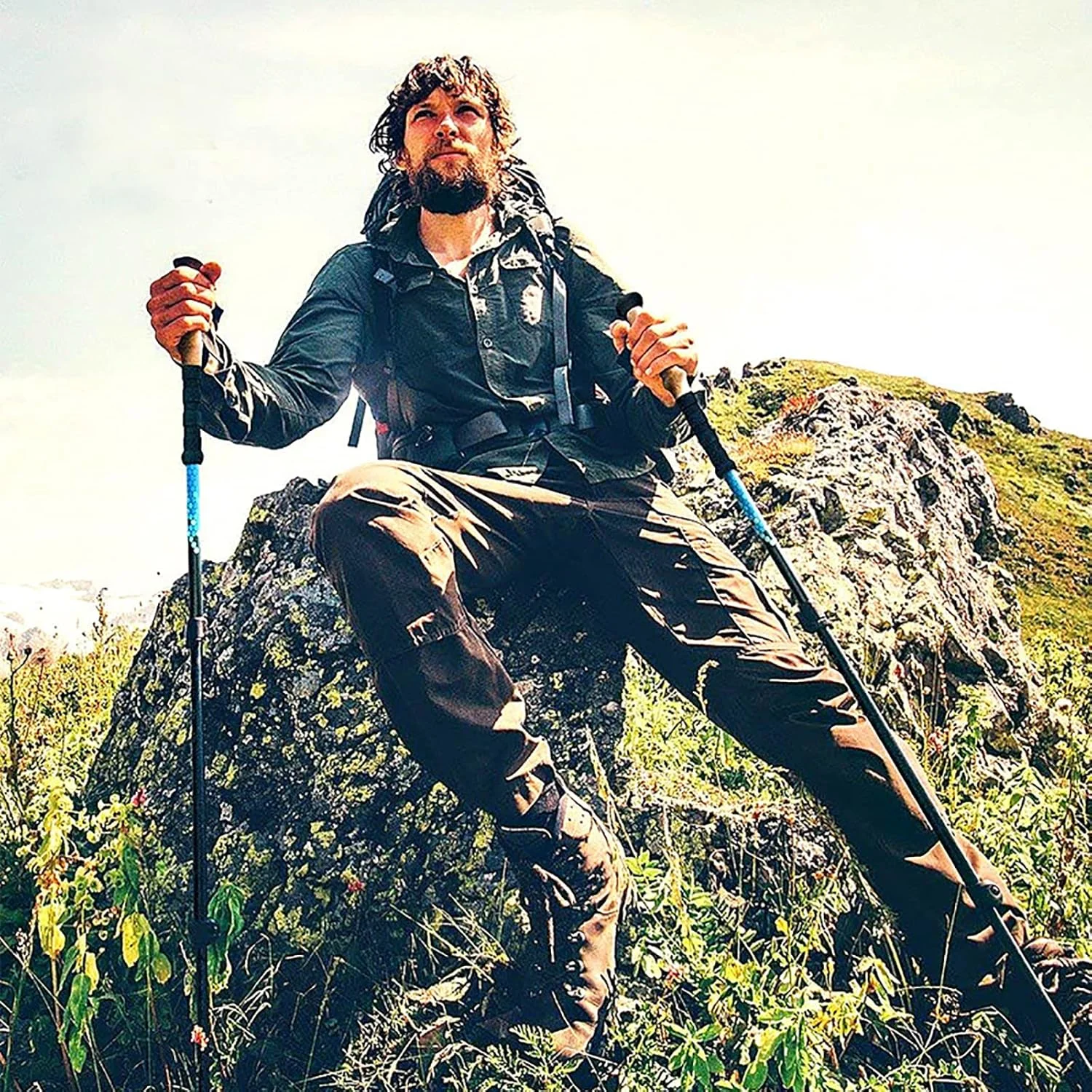 عصای کوهنوردی تاشو DJGvgtf، عصای کوهنوردی و پیاده روی فوق سبک فیبر کربنی ضد ضربه، قفل های تنظیم سریع سبک وزن برای کوهنوردی در فضای باز به همراه کیف حمل، 2 عدد