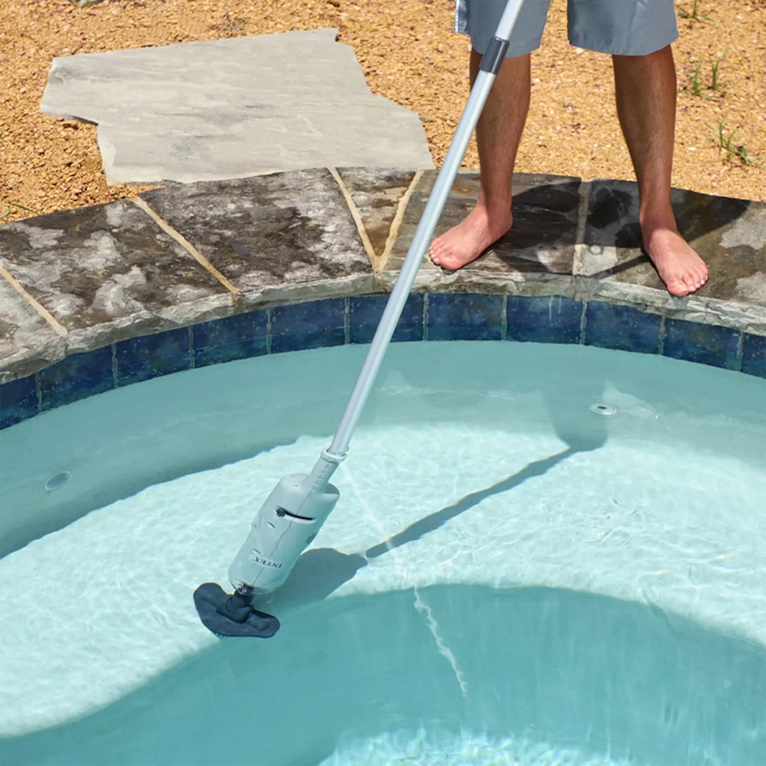 جاروبرقی شارژی دستی اینتکس با دسته تلسکوپی آلومینیومی و دو سر برس قابل تعویض، خاکستری/مشکی 28620E