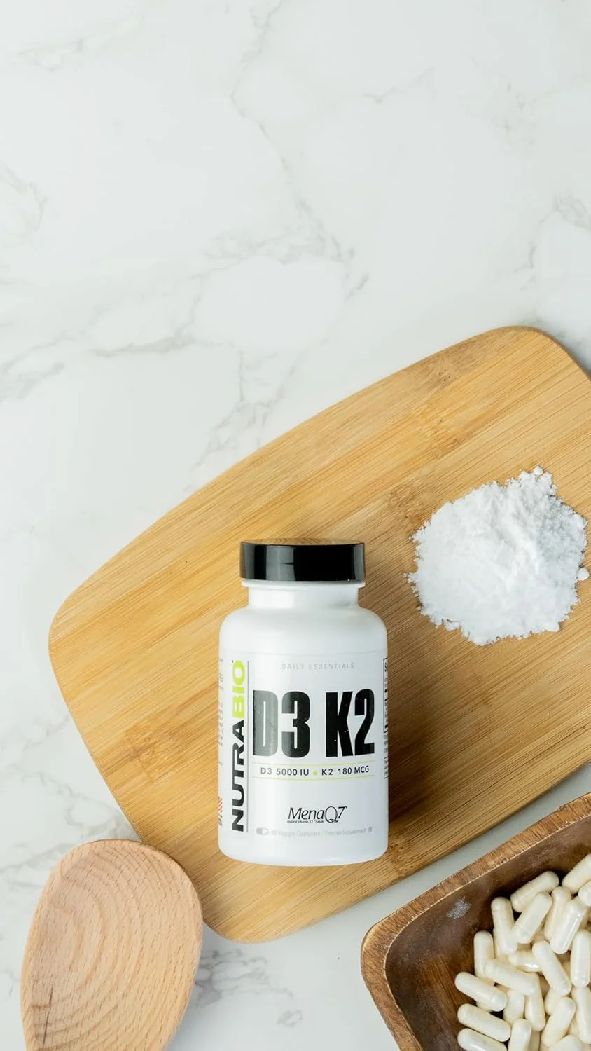 NutraBio ویتامین D3 K2 | 5000 واحد بین المللی D3 به عنوان کوله کلسیفرول با ویتامین K2 به عنوان MENA-Q MK7 (180 میکروگرم) | پشتیبانی از سلامت استخوان و قلب | غیر GMO، بدون گلوتن، بدون لاکتوز | 60 کپسول گیاهی NutraBio ویتامین D3 K2 | 5000 واحد بین المللی D3 به عنوان کوله کلسیفرول با ویتامین K2 به عنوان MENA-Q MK7 (180 میکروگرم) | پشتیبانی از سلامت استخوان و قلب | غیر GMO، بدون گلوتن، بدون لاکتوز | 60 کپسول گیاهی