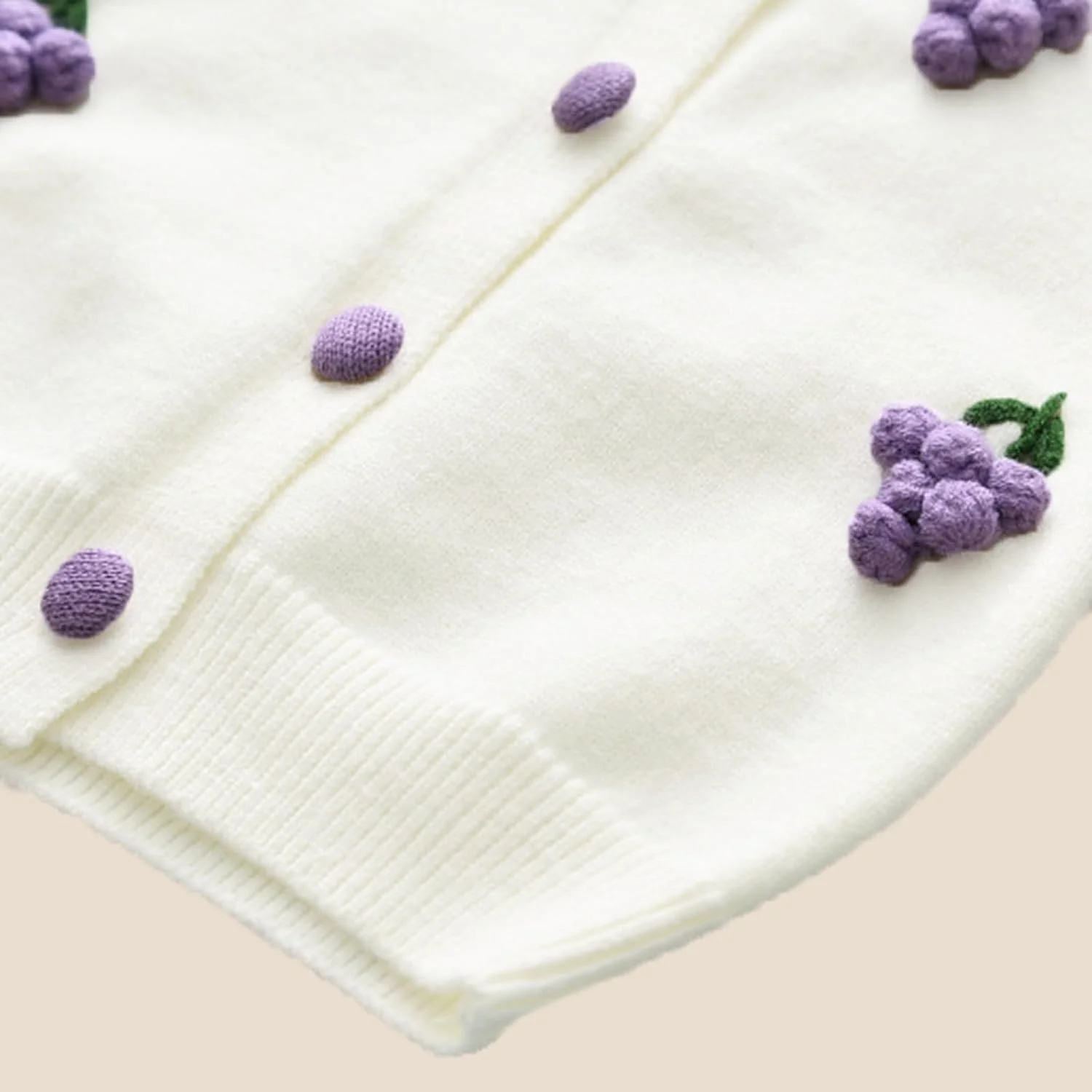 ست لباس پاییزی دخترانه بالاتاله شامل پلیور بافتنی آستین بلند و دامن کوتاه پلیسه دار مناسب فصل پاییز و زمستان