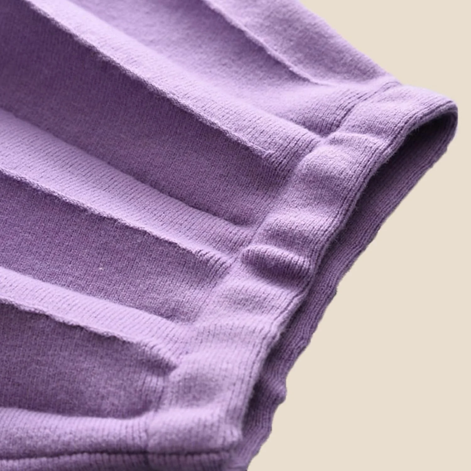 ست لباس پاییزی دخترانه بالاتاله شامل پلیور بافتنی آستین بلند و دامن کوتاه پلیسه دار مناسب فصل پاییز و زمستان