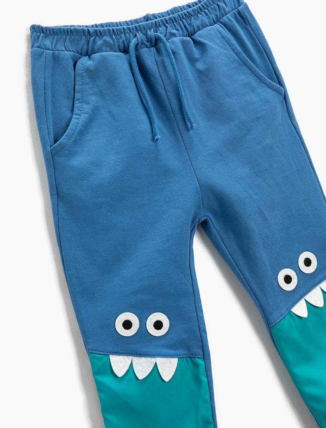 شلوار جاگر پسرانه نوزادی KOTON با طرح هیولا، دارای جزئیات اپلیکه روی زانو و جیب شلوار جاگر پسرانه نوزادی KOTON با طرح هیولا، دارای جزئیات اپلیکه روی زانو و جیب