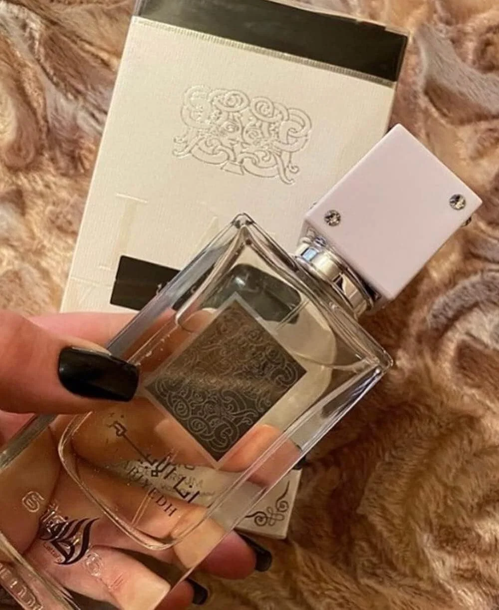 عطر عود و مشک لطافه مردانه و زنانه با ماندگاری طولانی، عطر لوکس آنا ابیض ادو پرفیوم 30 میلی لیتر (بسته 01 عددی) عطر عود و مشک لطافه مردانه و زنانه با ماندگاری طولانی، عطر لوکس آنا ابیض ادو پرفیوم 30 میلی لیتر (بسته 01 عددی)