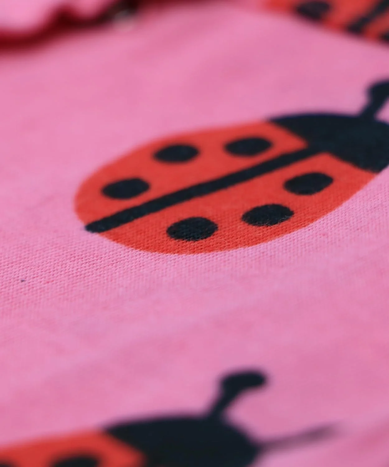 رامپر نوزادی کیدی بامز، طرح کفشدوزک، یقه گرد، پارچه نرم 100% پنبه، بادی آستین چین دار، لباس راحت نوزاد، لباس یکسره برای نوزاد دختر (0-12 ماه)