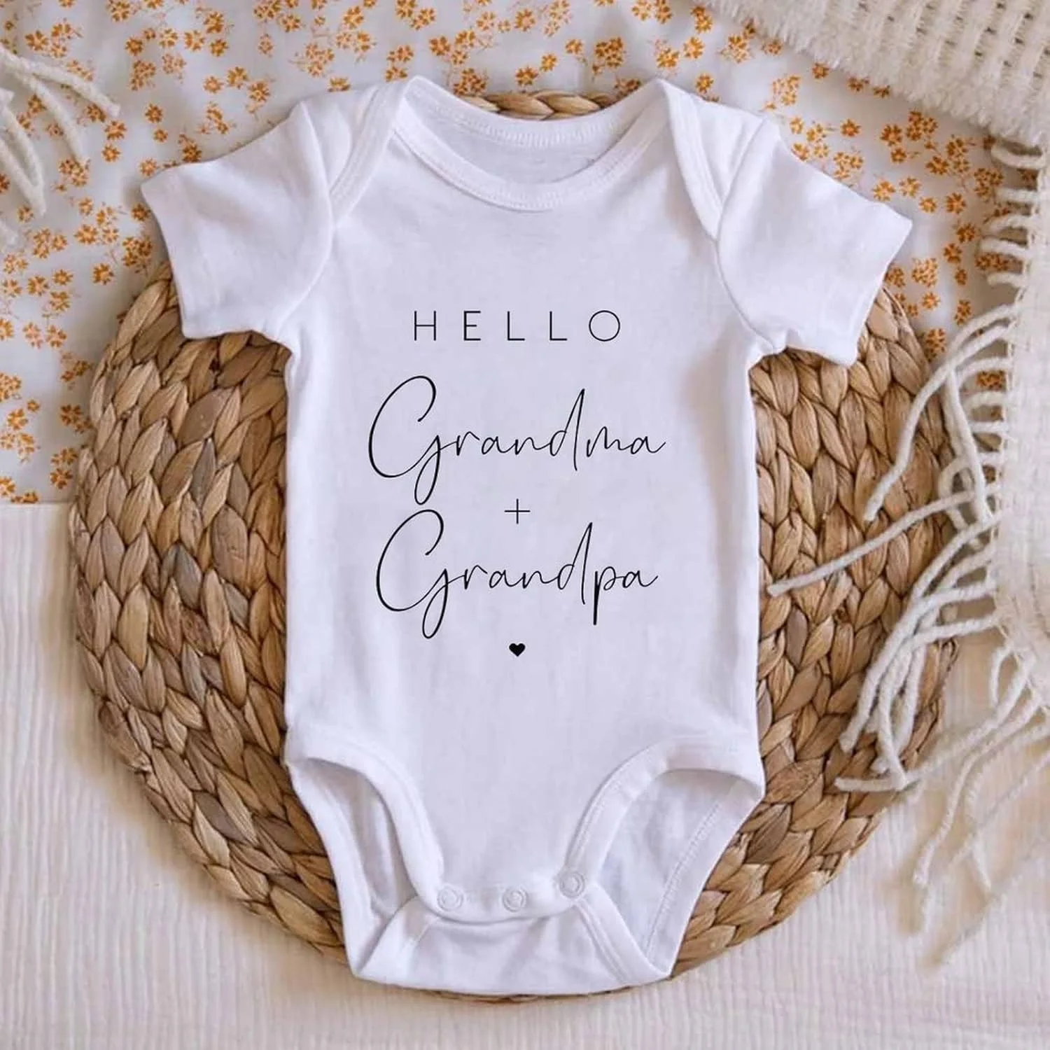 بادی نوزادی طرح "سلام مادربزرگ و پدربزرگ"، مناسب برای اعلام بارداری به پدربزرگ و مادربزرگ بادی نوزادی طرح "سلام مادربزرگ و پدربزرگ"، مناسب برای اعلام بارداری به پدربزرگ و مادربزرگ