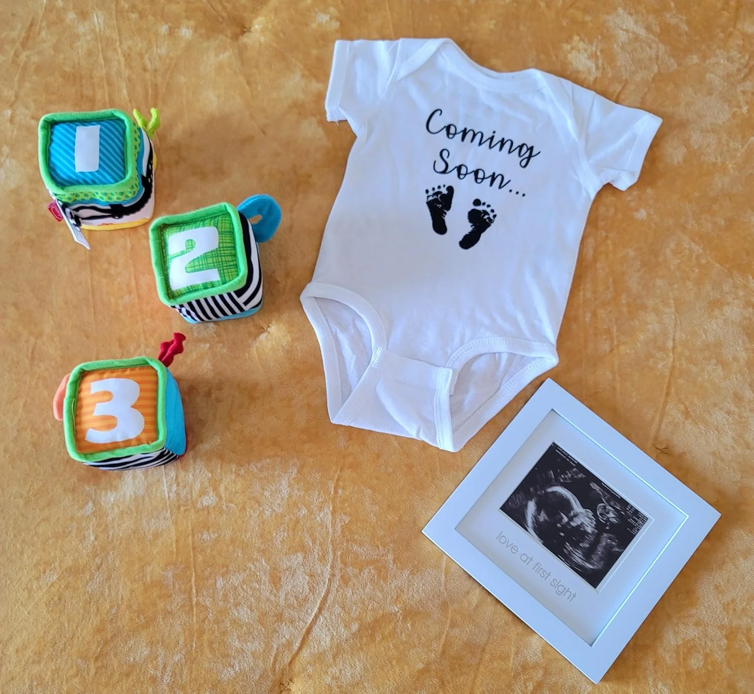 به زودی... بادی نوزادی با طرح پاهای کودک برای اعلام بارداری به زودی... بادی نوزادی با طرح پاهای کودک برای اعلام بارداری