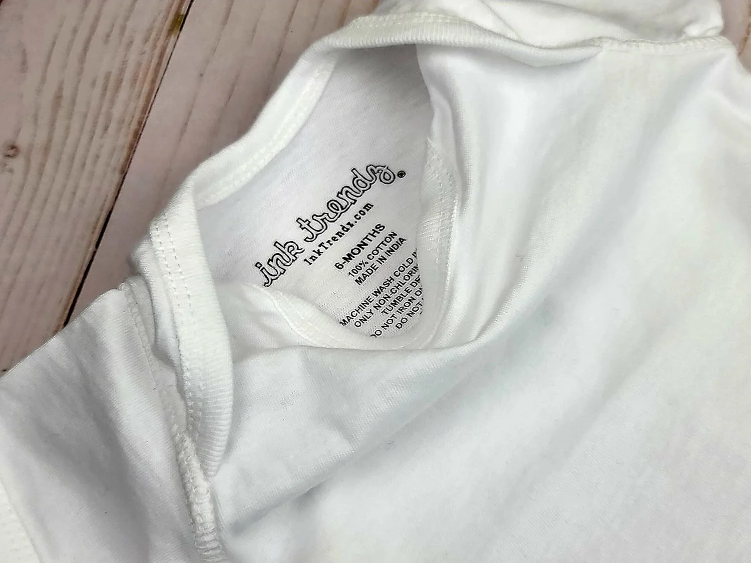 به زودی... بادی نوزادی با طرح پاهای کودک برای اعلام بارداری به زودی... بادی نوزادی با طرح پاهای کودک برای اعلام بارداری