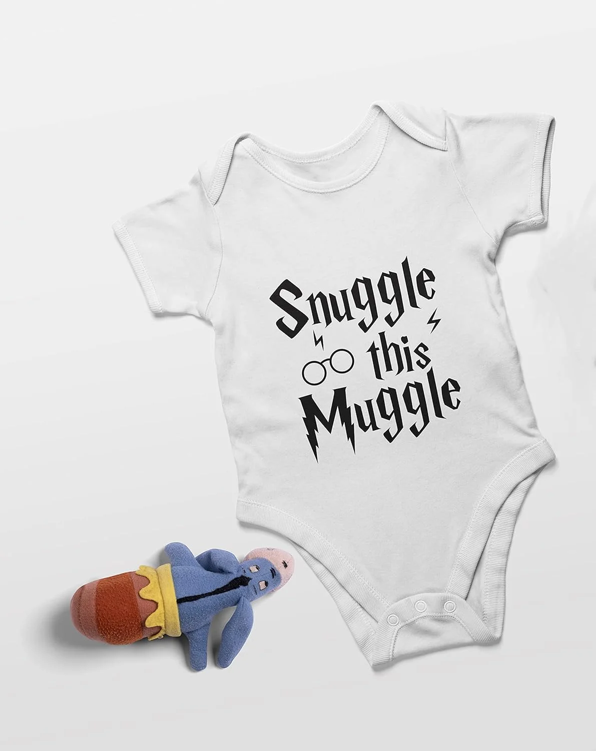 Giftmate رامپر نخی آستین کوتاه طرح هری پاتر سفید یقه گرد مناسب نوزادان دختر و پسر | سایز 6-12 ماه Giftmate رامپر نخی آستین کوتاه طرح هری پاتر سفید یقه گرد مناسب نوزادان دختر و پسر | سایز 6-12 ماه