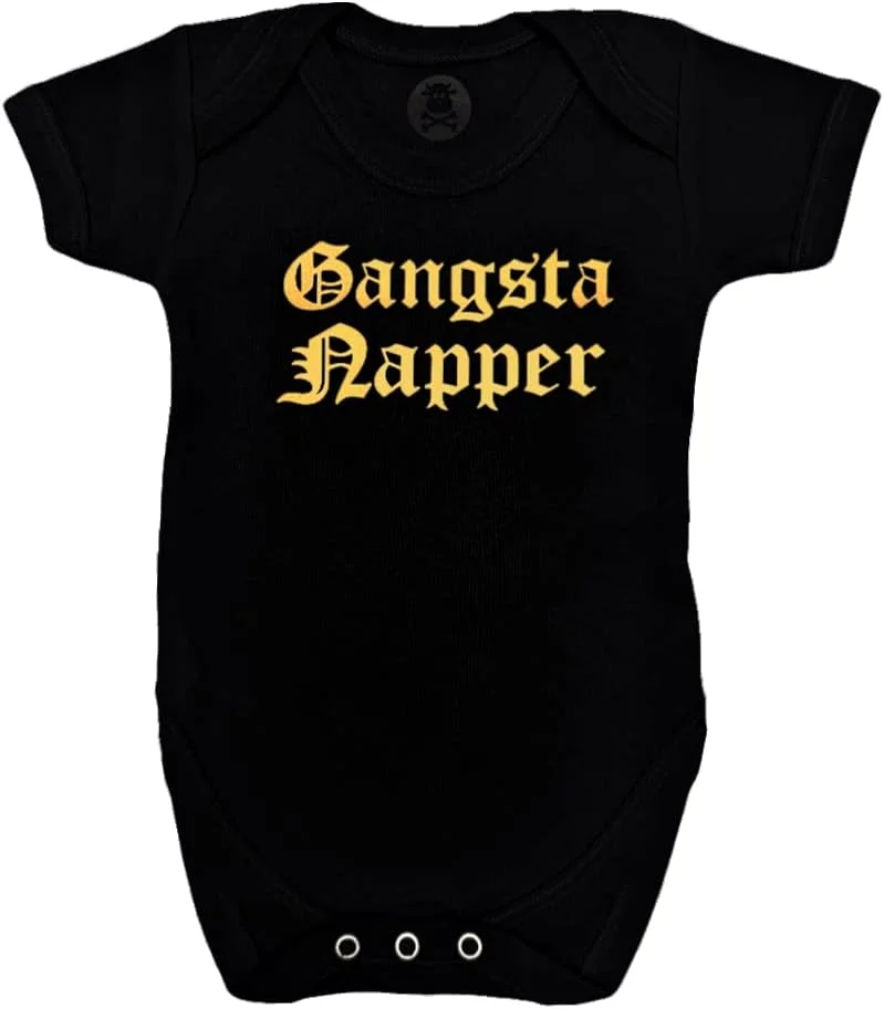 سرهمی نوزادی فانتزی BABY MOO'S طرح Gangsta Napper مناسب پسران و دختران | جلیقه نوزادی طرح رپ هیپ هاپ / لباس بادی خنثی مشکی و طلایی - هدیه نوزاد، دوقلو، هدیه والدین باحال - ساخت انگلستان (0-3 ماه)
