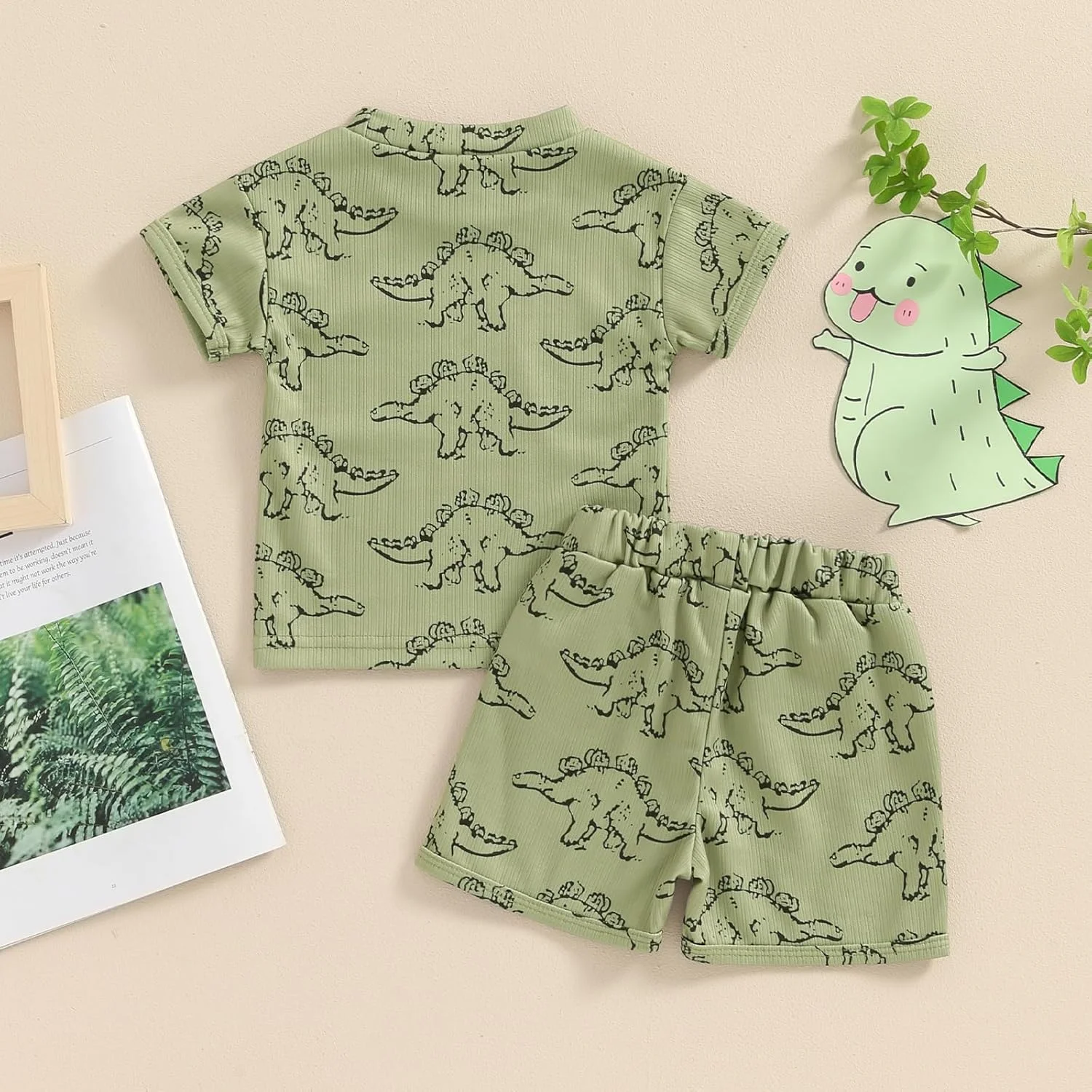 ست لباس تابستانی پسرانه شامل تیشرت آستین کوتاه طرح دایناسور و شلوارک کارتونی