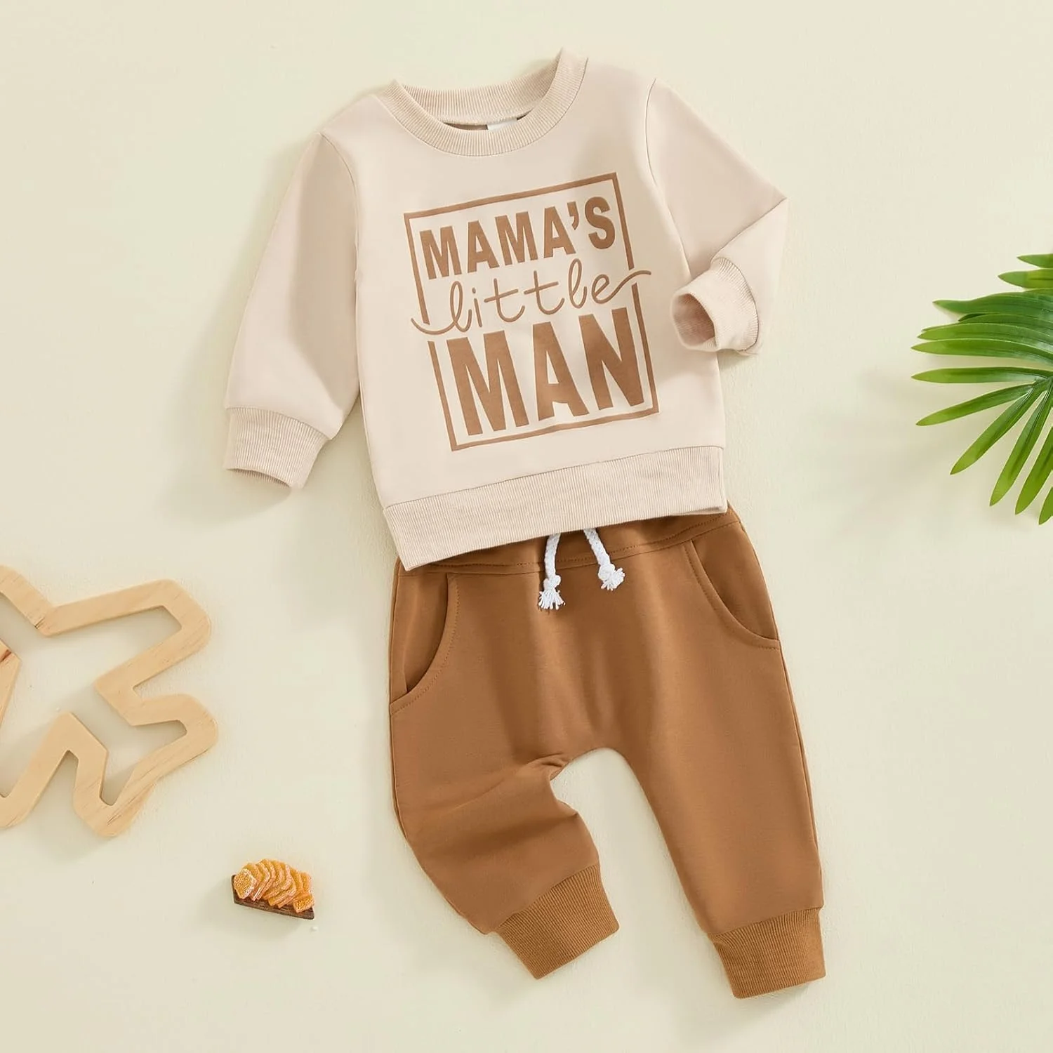 ست لباس پسرانه بچه گانه شامل بلوز آستین بلند طرح Mamas Little Man و شلوار جاگر مناسب فصل پاییز و زمستان