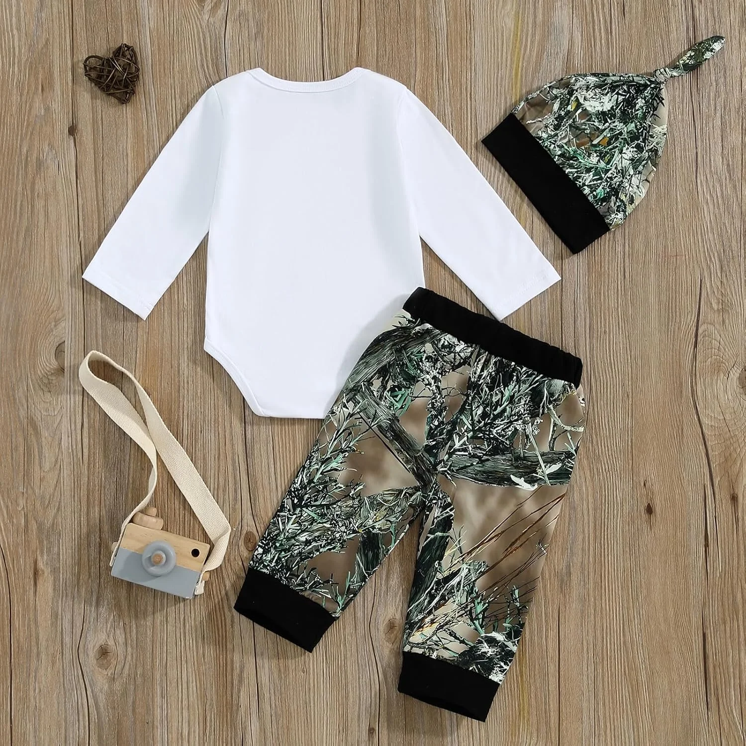 ست لباس نوزادی پسرانه Chloefairy با طرح شکار، شامل رامپر، شلوار طرح استتار جنگلی و کلاه