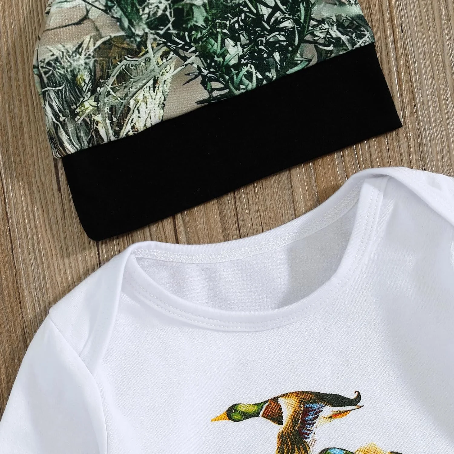 ست لباس نوزادی پسرانه Chloefairy با طرح شکار، شامل رامپر، شلوار طرح استتار جنگلی و کلاه