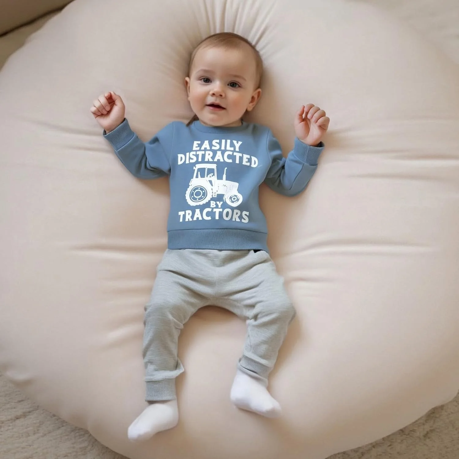 ست لباس پسرانه Carolilly، تی شرت آستین بلند با طرح تراکتور و حروف چاپی، پلیور و شلوار کمر کشی ساده، ست لباس 2 تکه پسرانه