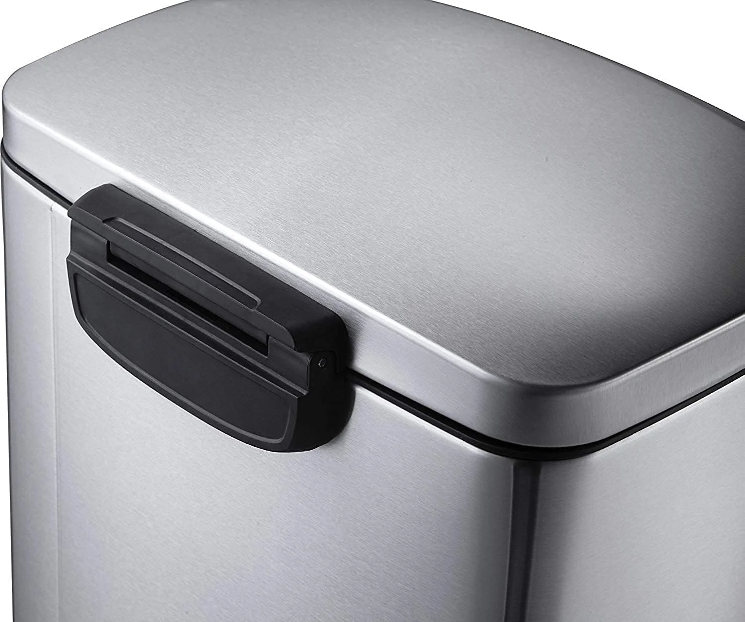 سطل زباله مستطیلی 50 لیتری اکو مدل Della، با روکش استیل ضد زنگ برس خورده مقاوم در برابر اثر انگشت، درب آرام بند و مکانیزم پدال بادوام
