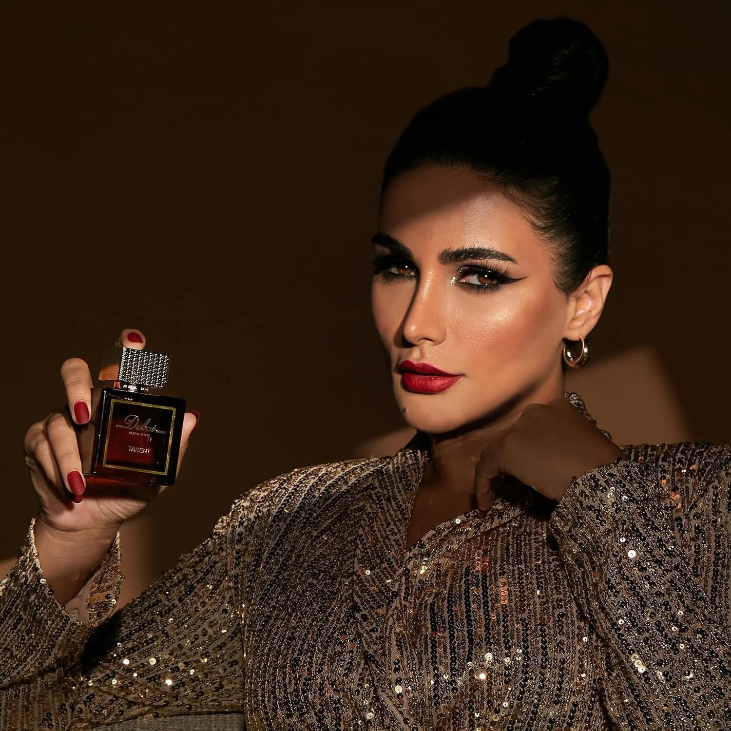 ادکلن زنانه لوکس دبی دالز مدل TAKEN | عطر عود با رایحه چوبی و پایانی جذاب | مناسب برای روز و شب | یاس، زعفران و عنبر (100 میلی لیتر) ادکلن زنانه لوکس دبی دالز مدل TAKEN | عطر عود با رایحه چوبی و پایانی جذاب | مناسب برای روز و شب | یاس، زعفران و عنبر (100 میلی لیتر)