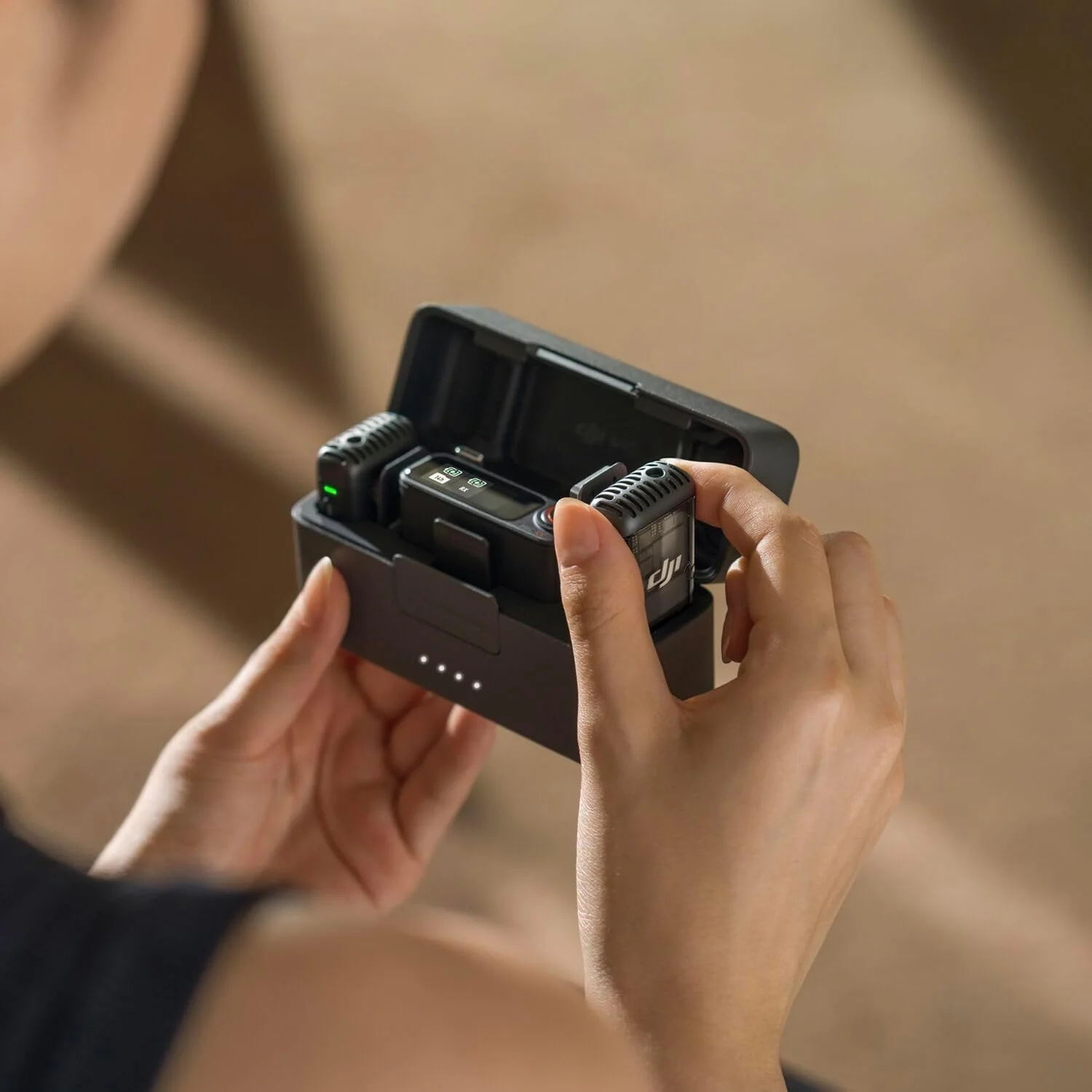 DJI Mic 2 (2 TX + 1 RX + جعبه شارژ)، میکروفون یقه ای بی سیم، حذف نویز، برد 820 فوت، میکروفون برای آیفون، اندروید، دوربین به همراه 2 میکروفون یقه ای کندانسور همه جهته DJI Mic 2 (2 TX + 1 RX + جعبه شارژ)، میکروفون یقه ای بی سیم، حذف نویز، برد 820 فوت، میکروفون برای آیفون، اندروید، دوربین به همراه 2 میکروفون یقه ای کندانسور همه جهته